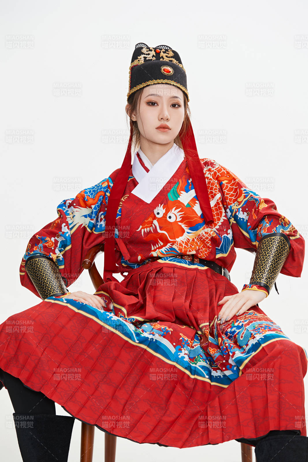 身穿明朝飛魚服英氣十足的亞洲美女