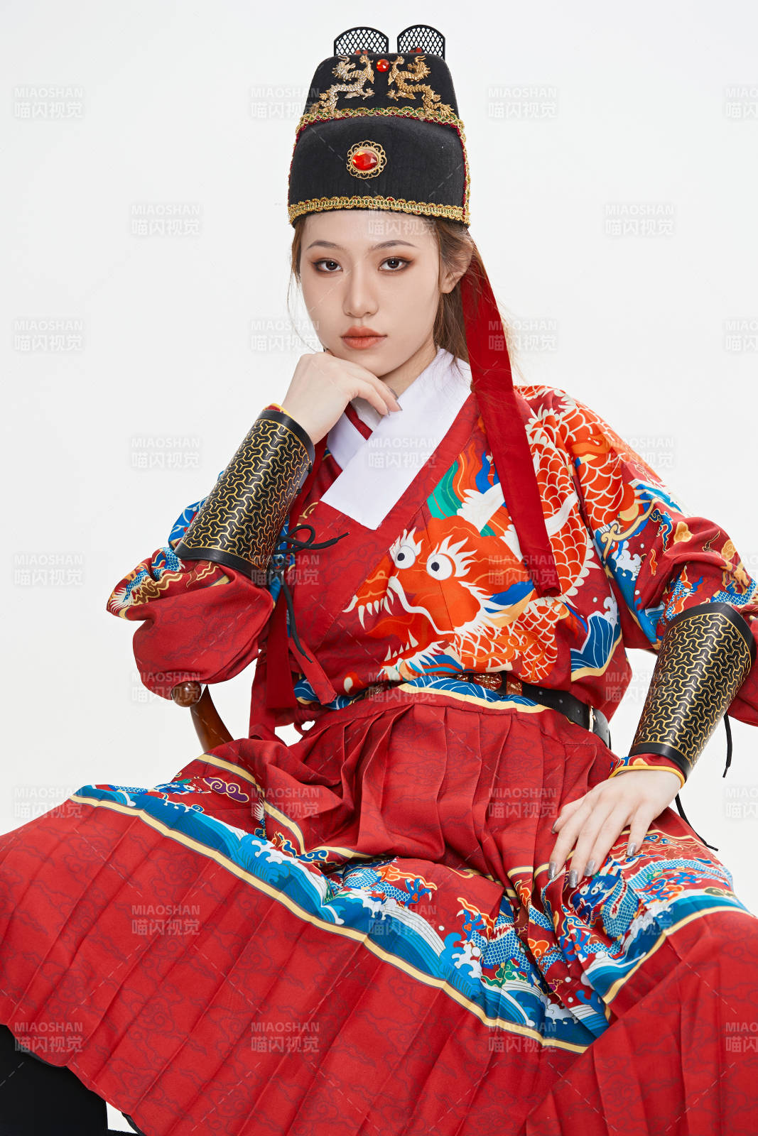 身穿明朝飛魚服英氣十足的亞洲美女