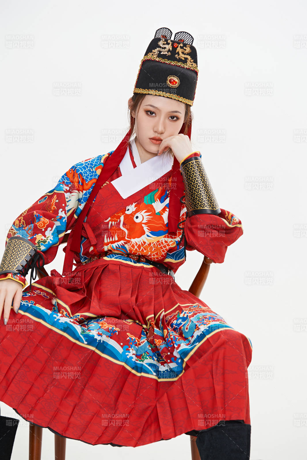 身穿明朝飛魚服英氣十足的亞洲美女