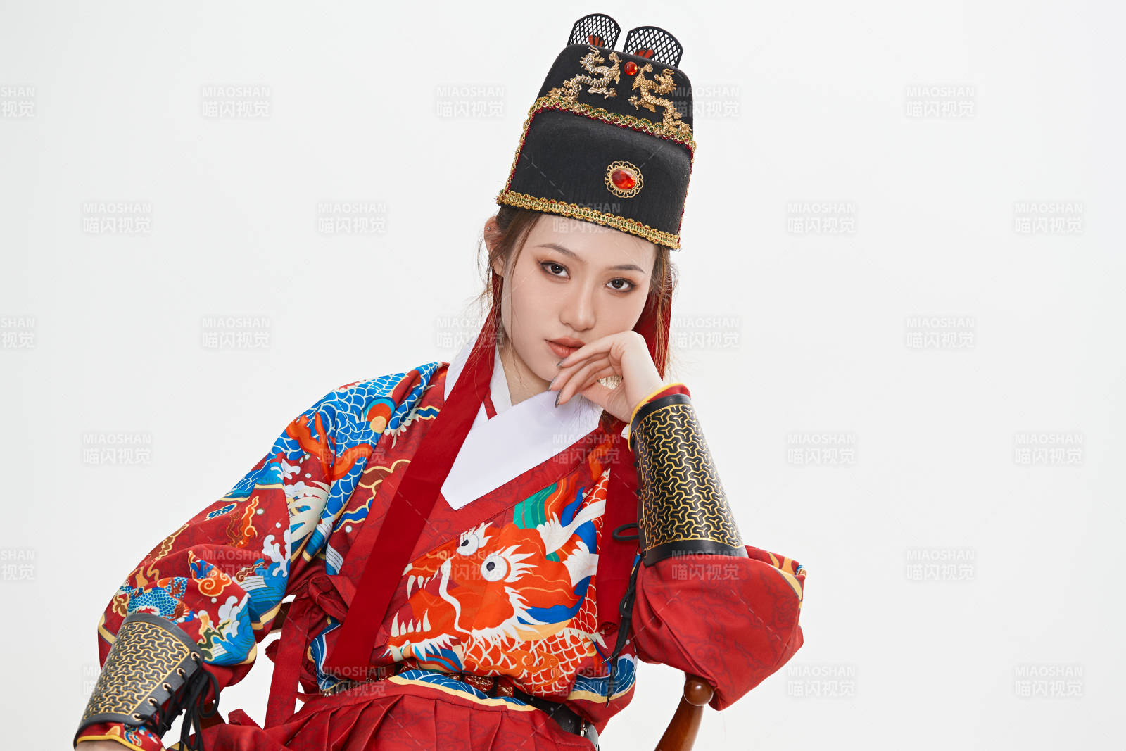 身穿明朝飛魚(yú)服英氣十足的亞洲美女