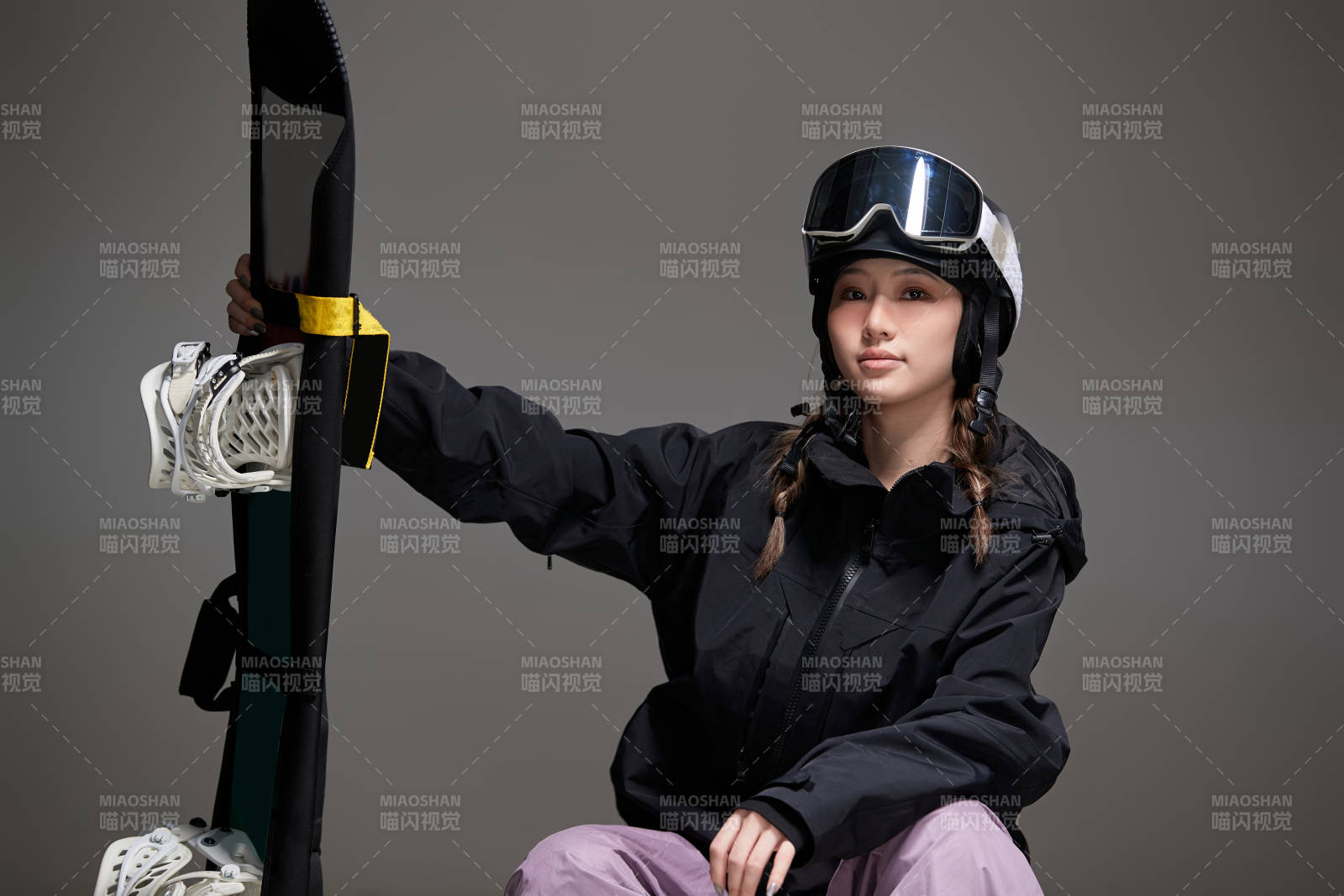 穿戴齊全單板滑雪裝備的亞洲美女