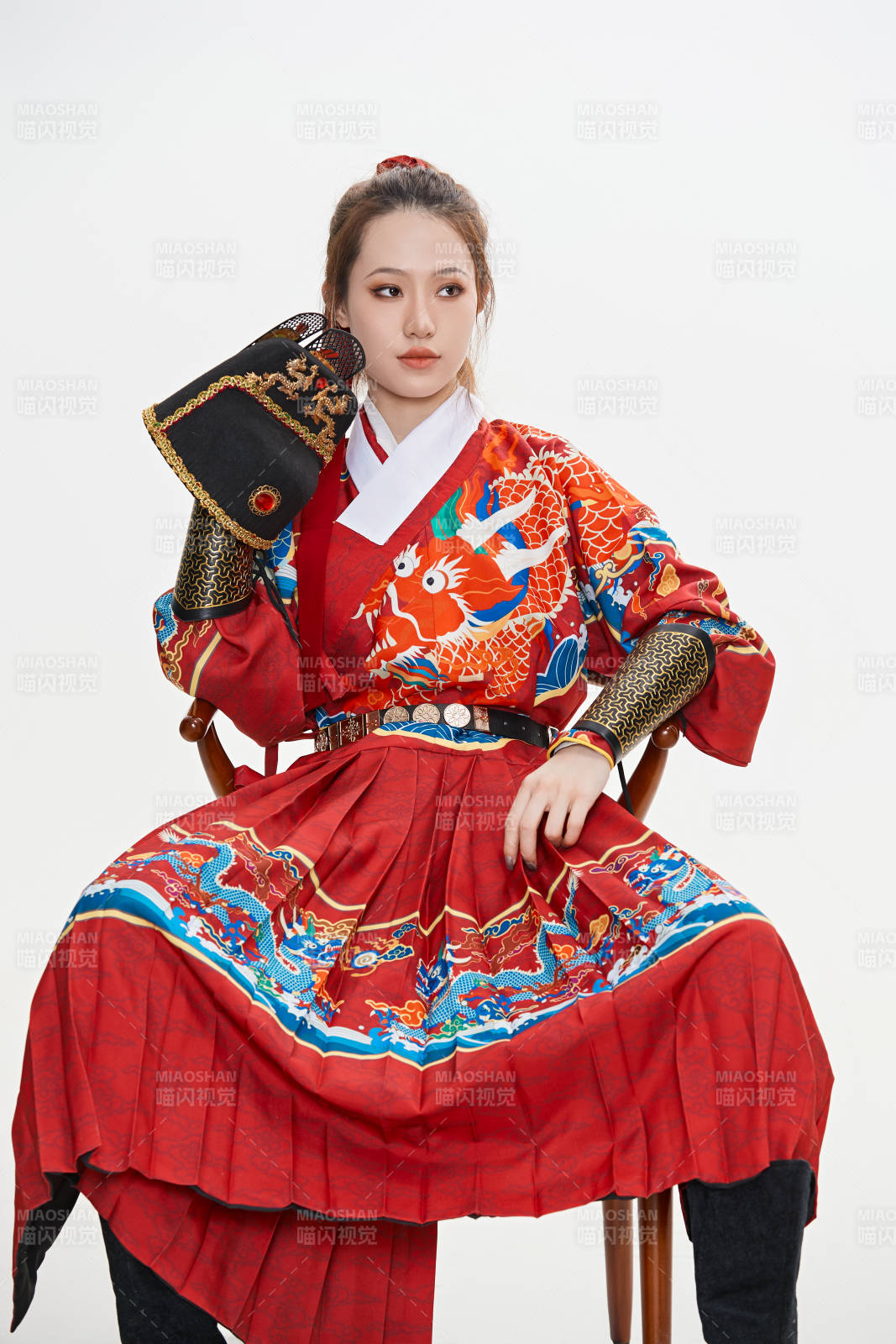 身穿明朝飛魚服英氣十足的亞洲美女