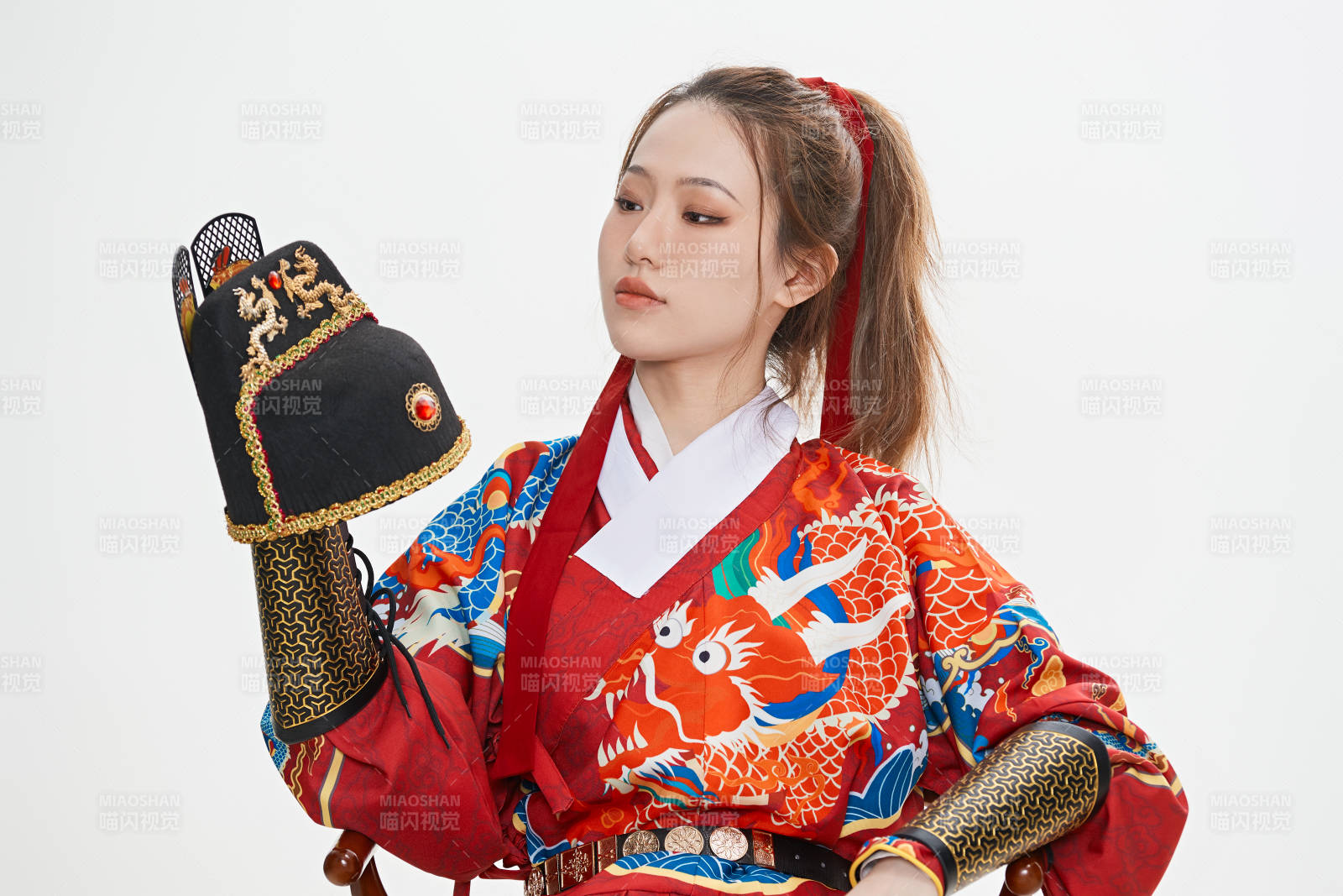 身穿明朝飛魚服英氣十足的亞洲美女