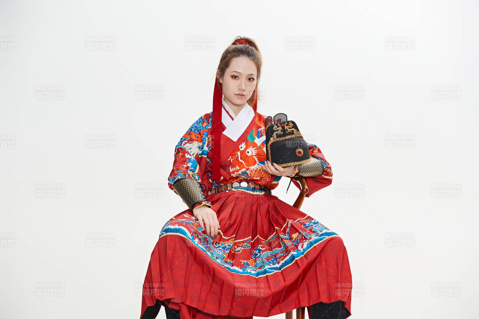 身穿明朝飛魚服英氣十足的亞洲美女