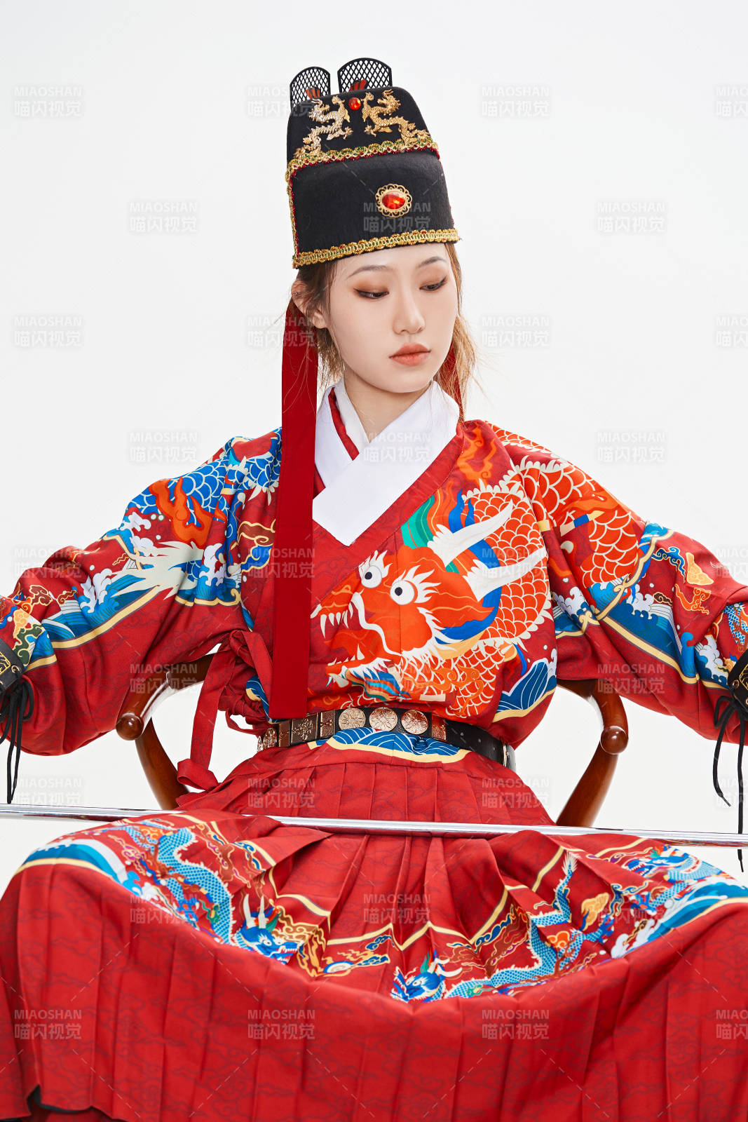 身穿明朝飛魚服英氣十足的亞洲美女