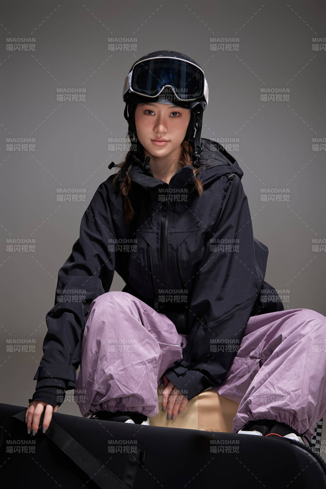 穿戴齊全單板滑雪裝備的亞洲美女