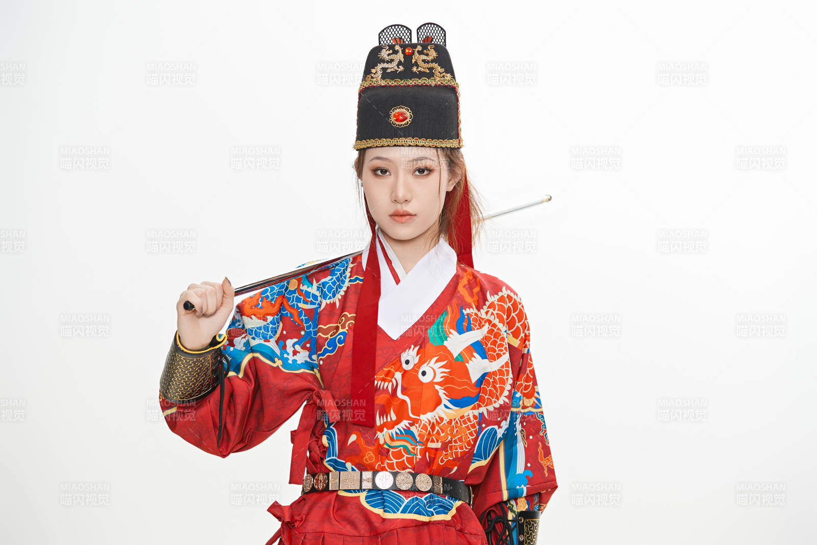 身穿明朝飛魚服英氣十足的亞洲美女