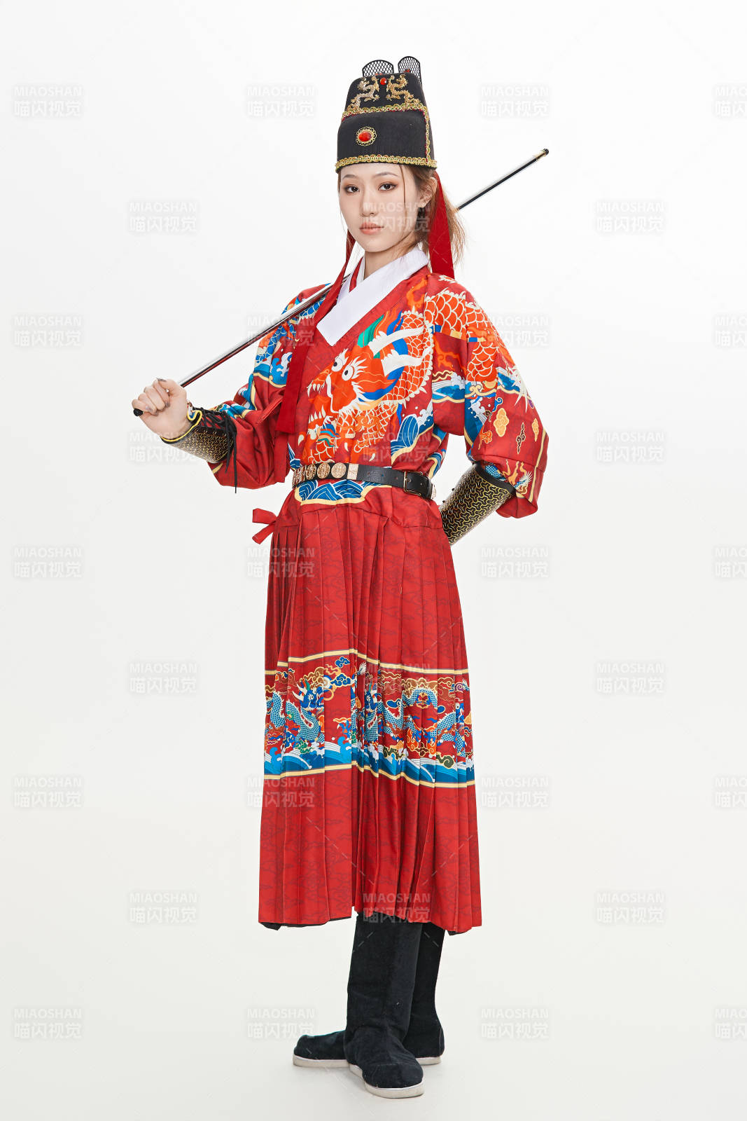 身穿明朝飛魚服英氣十足的亞洲美女