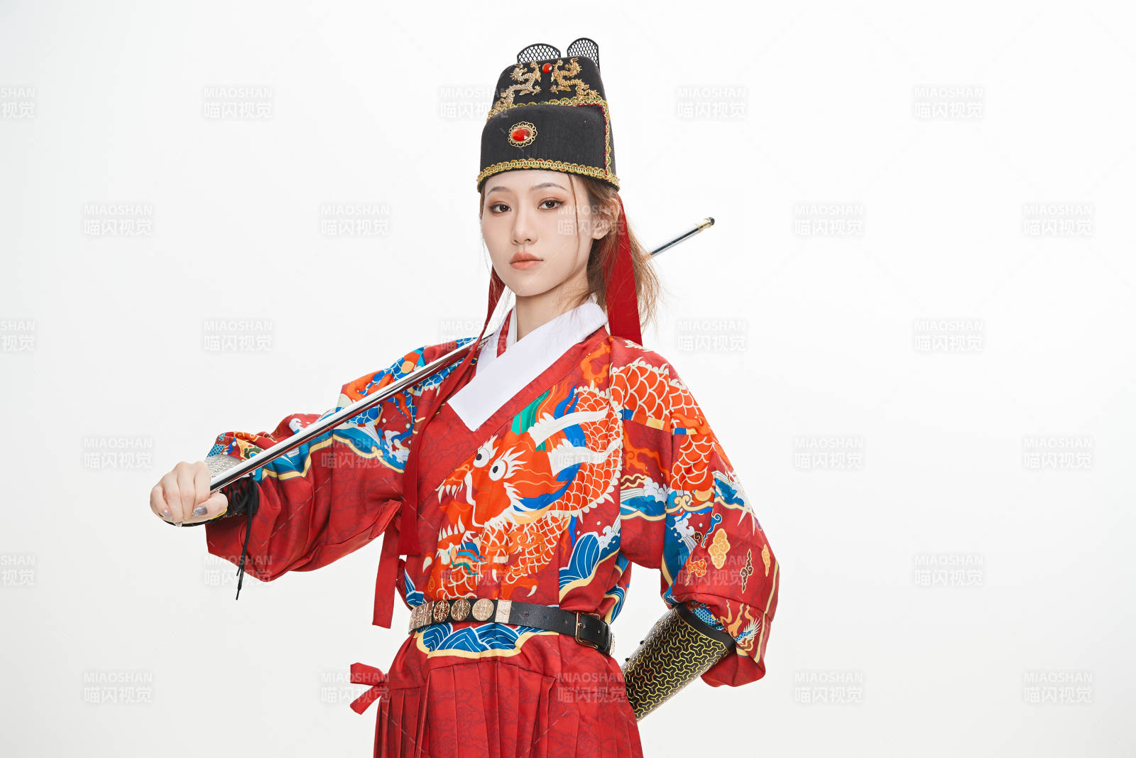 身穿明朝飛魚服英氣十足的亞洲美女