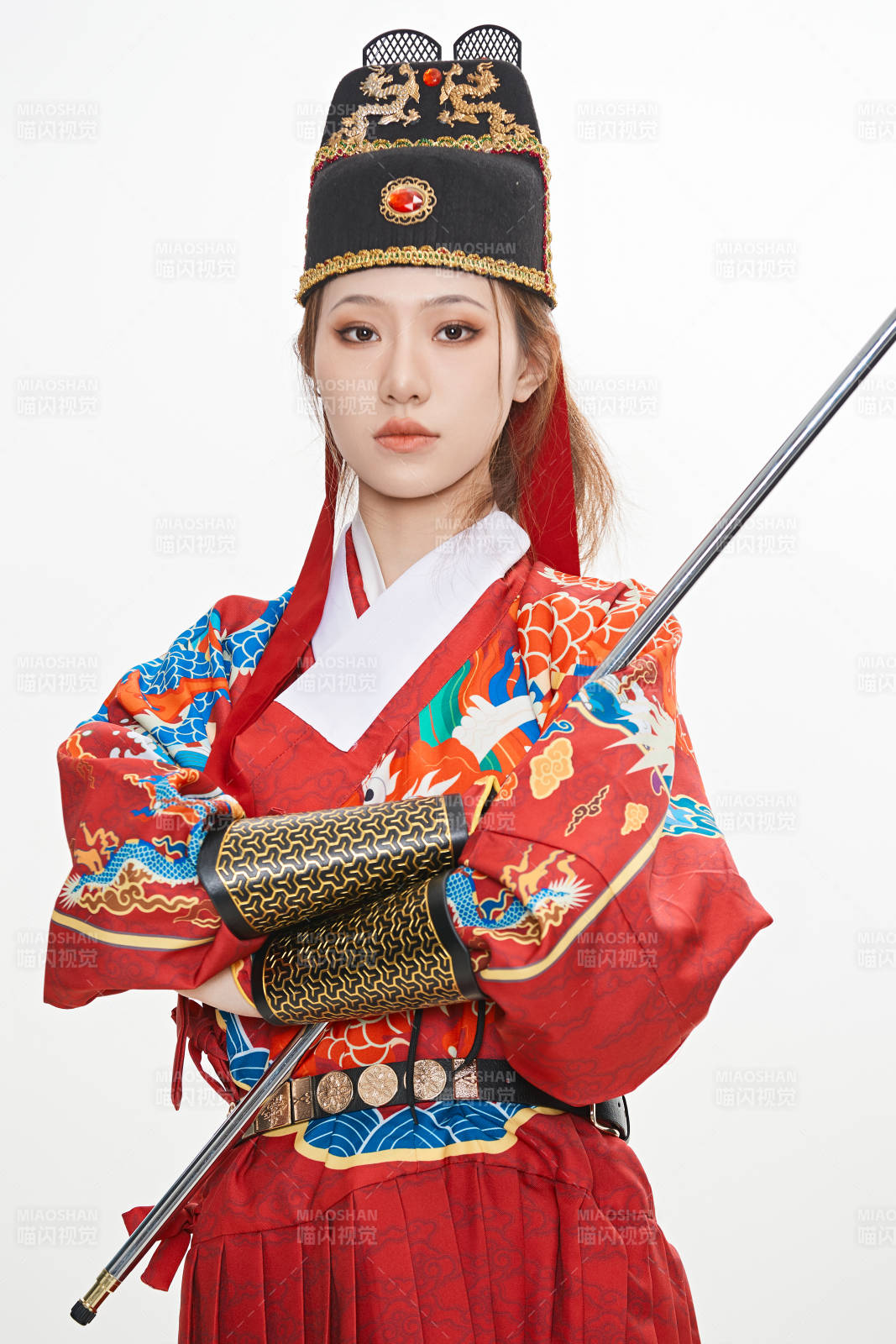 身穿明朝飛魚服英氣十足的亞洲美女