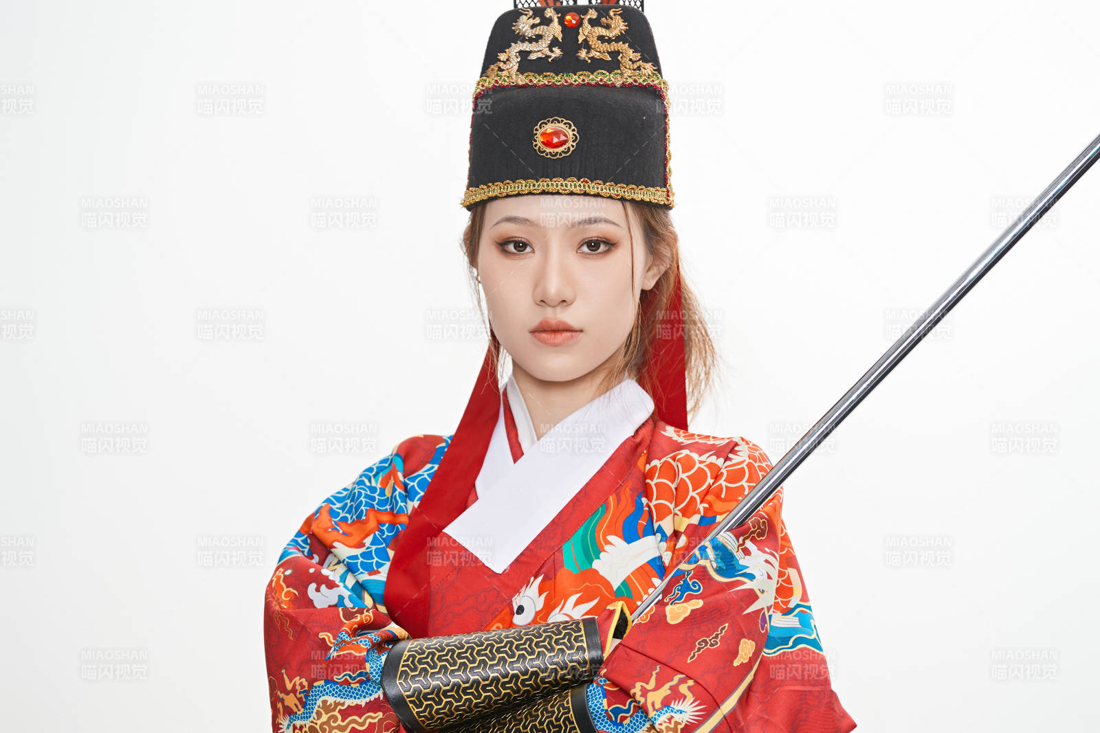 身穿明朝飛魚服英氣十足的亞洲美女