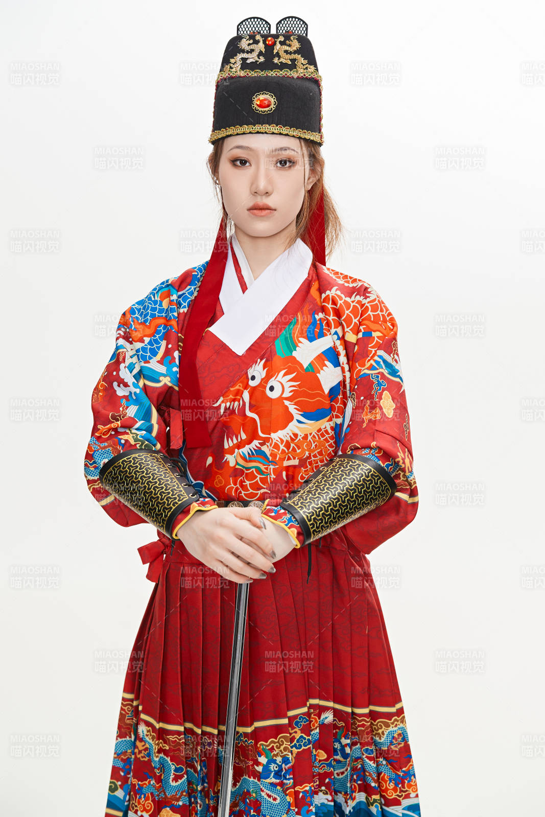 身穿明朝飛魚服英氣十足的亞洲美女