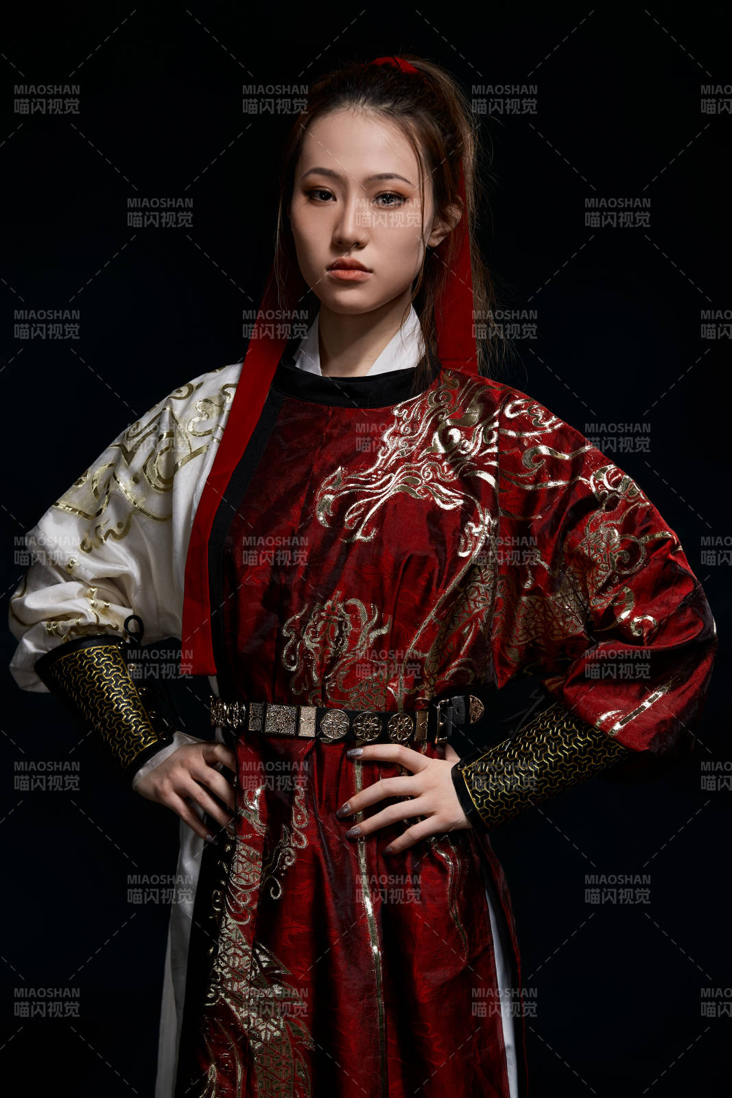 身穿武俠古風(fēng)漢服英氣十足的亞洲美女