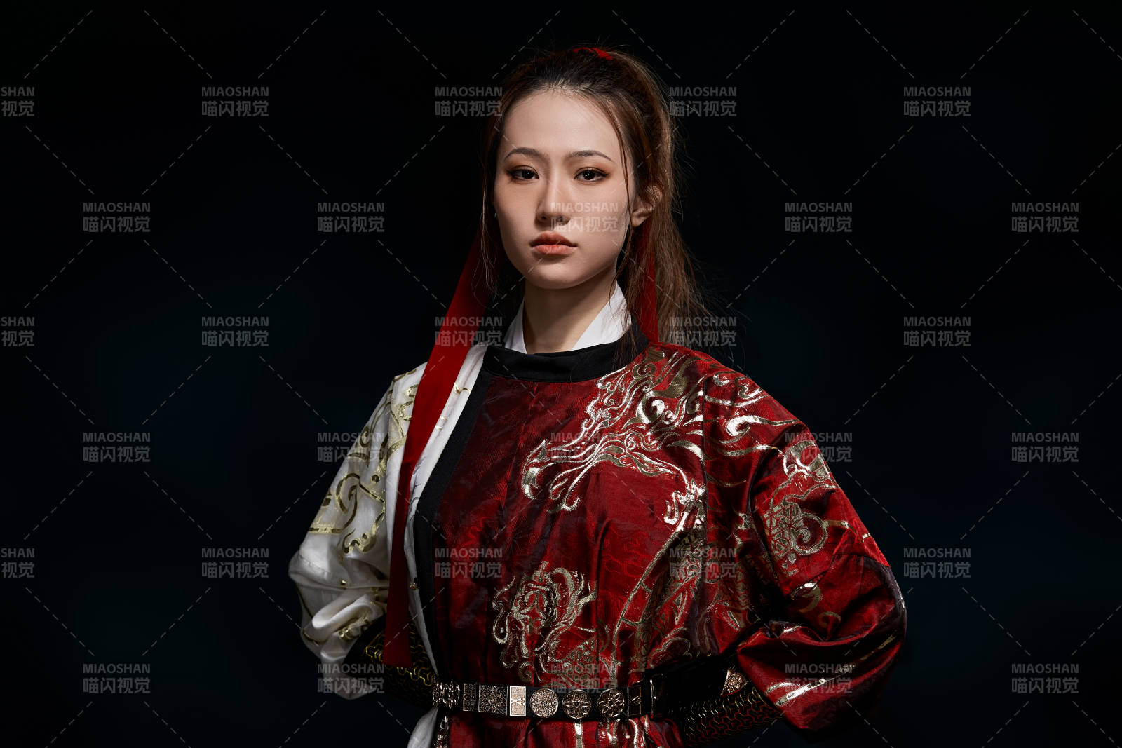 身穿武俠古風漢服英氣十足的亞洲美女