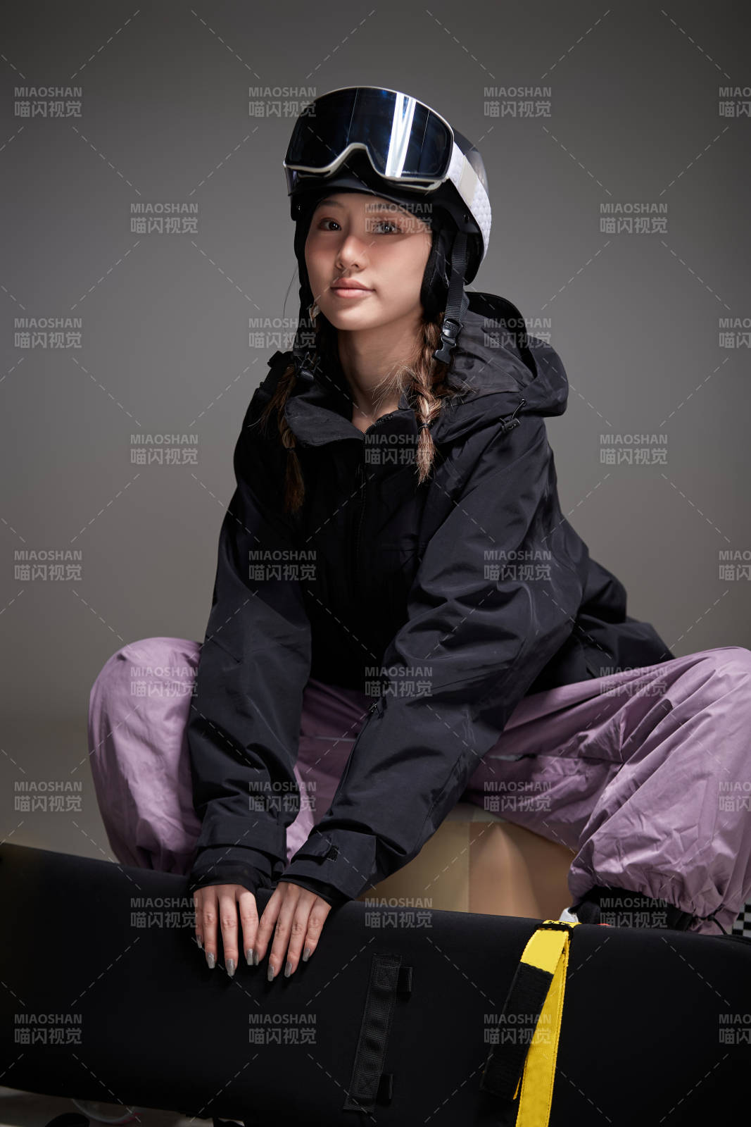 穿戴齊全單板滑雪裝備的亞洲美女