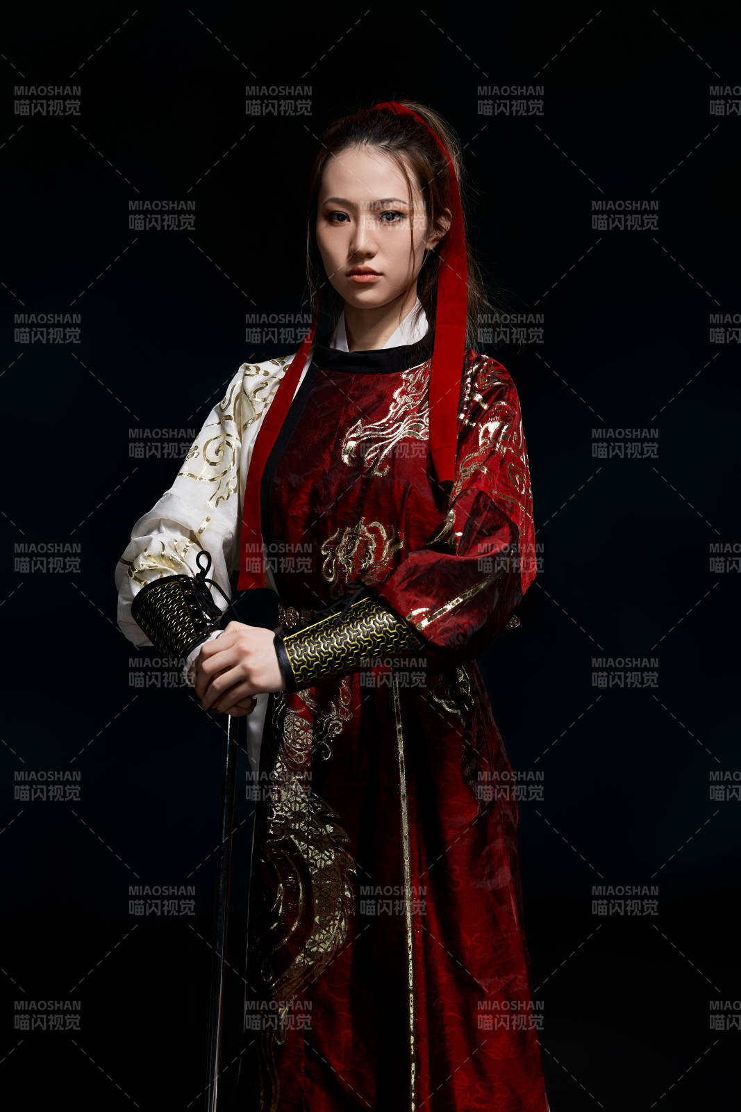 身穿武俠古風漢服英氣十足的亞洲美女