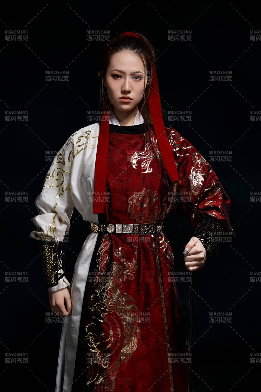 身穿武俠古風漢服英氣十足的亞洲美女