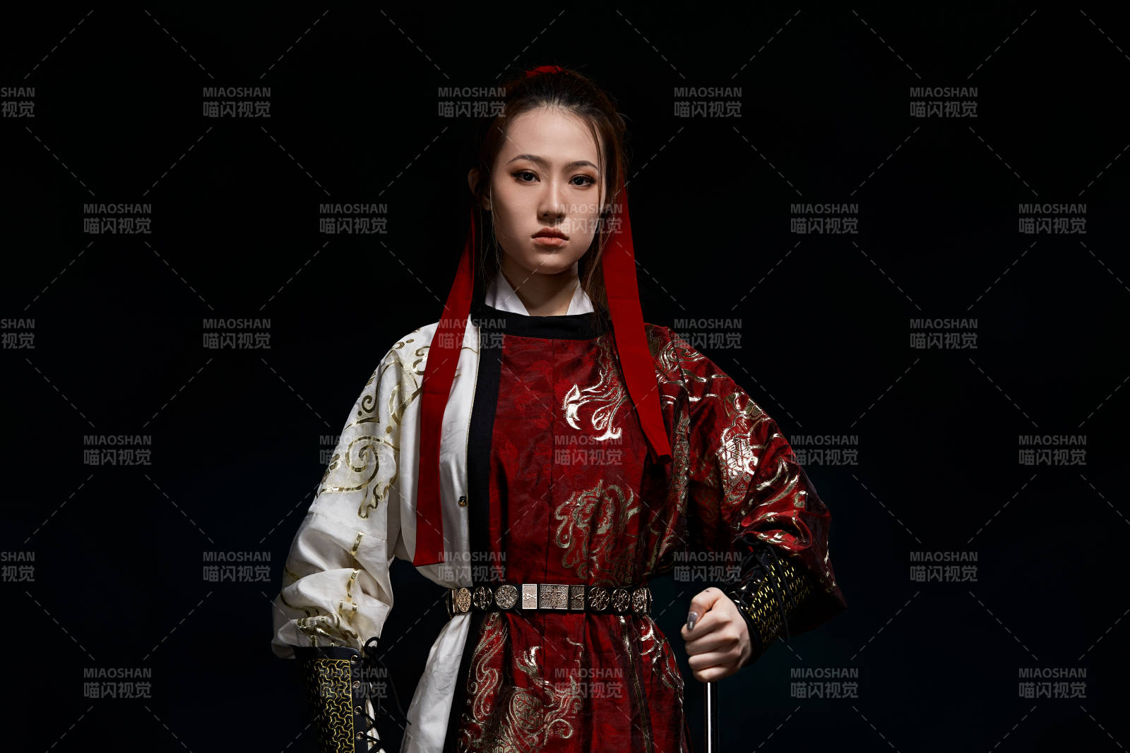 身穿武俠古風漢服英氣十足的亞洲美女