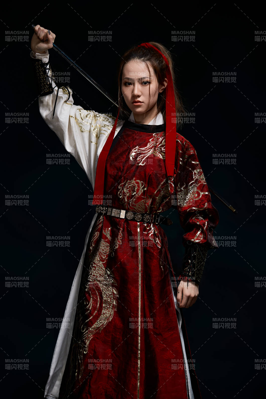 身穿武俠古風漢服英氣十足的亞洲美女