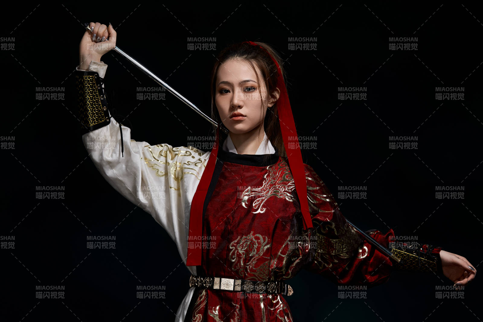 身穿武俠古風漢服英氣十足的亞洲美女