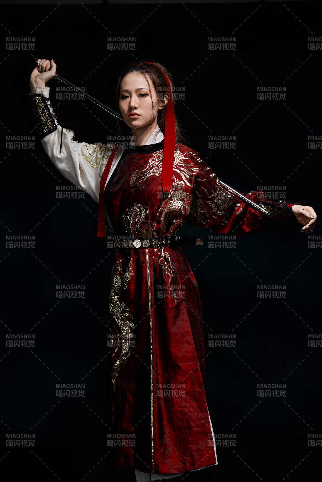 身穿武俠古風(fēng)漢服英氣十足的亞洲美女