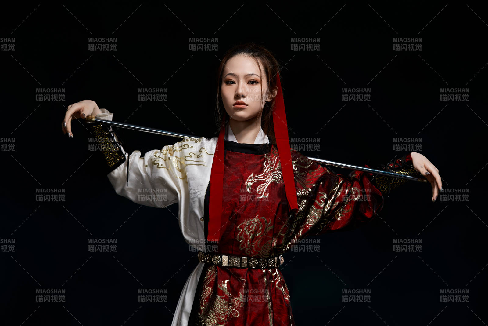 身穿武俠古風(fēng)漢服英氣十足的亞洲美女