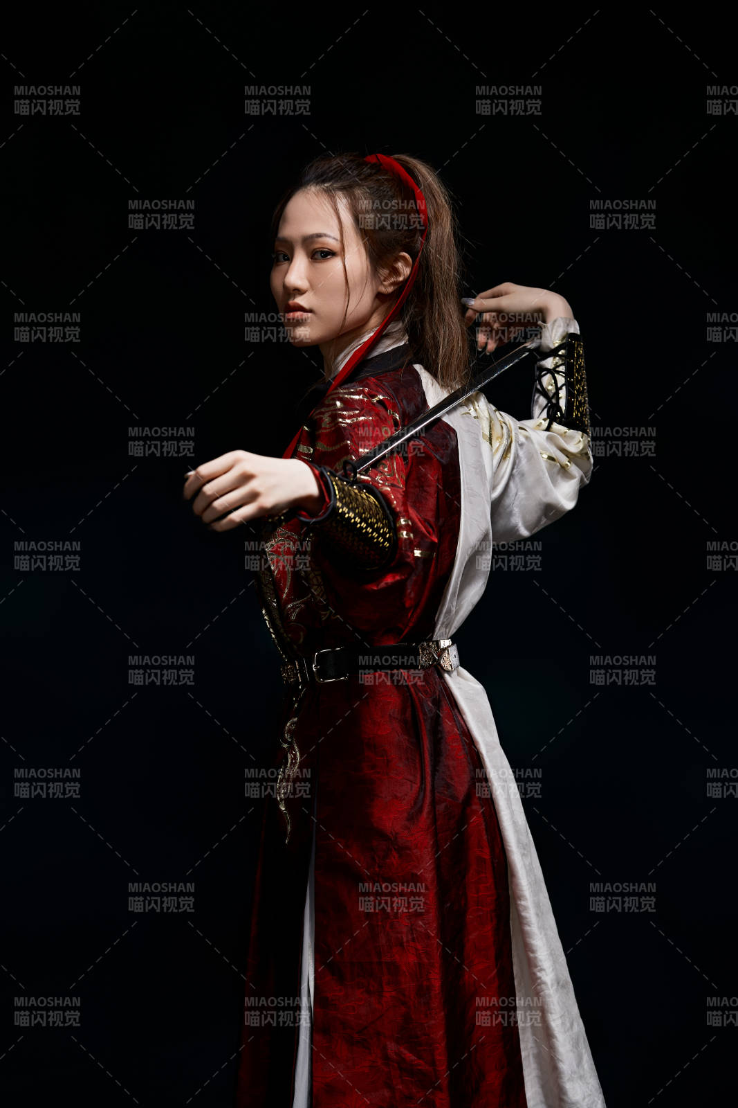 身穿武俠古風漢服英氣十足的亞洲美女