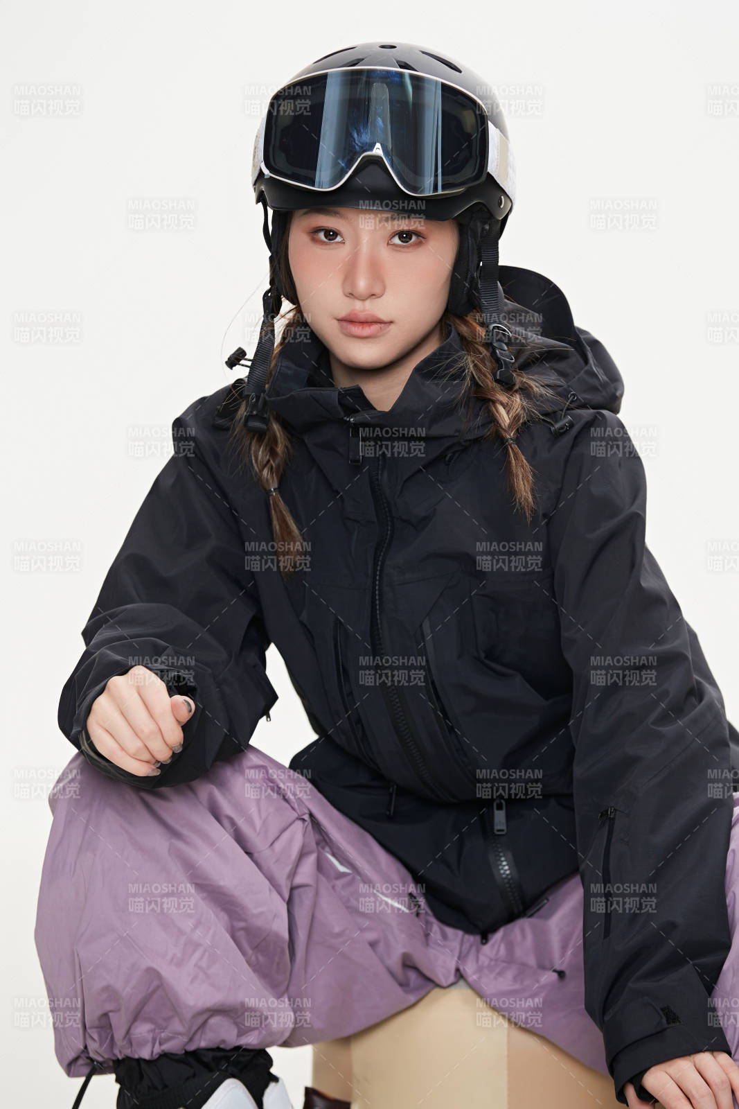 穿戴齊全單板滑雪裝備的亞洲美女