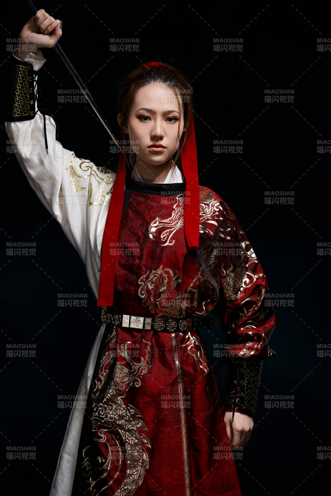 身穿武俠古風漢服英氣十足的亞洲美女