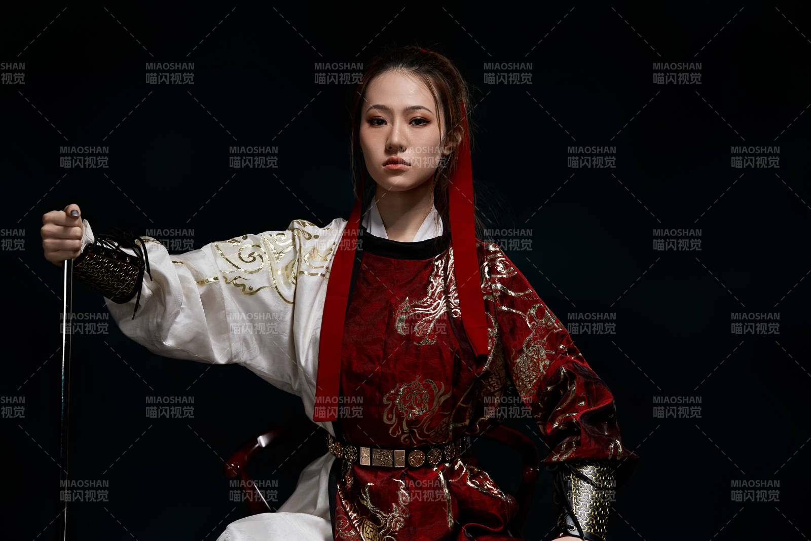 身穿武俠古風(fēng)漢服英氣十足的亞洲美女