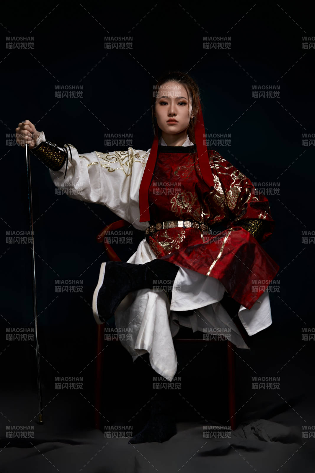 身穿武俠古風(fēng)漢服英氣十足的亞洲美女