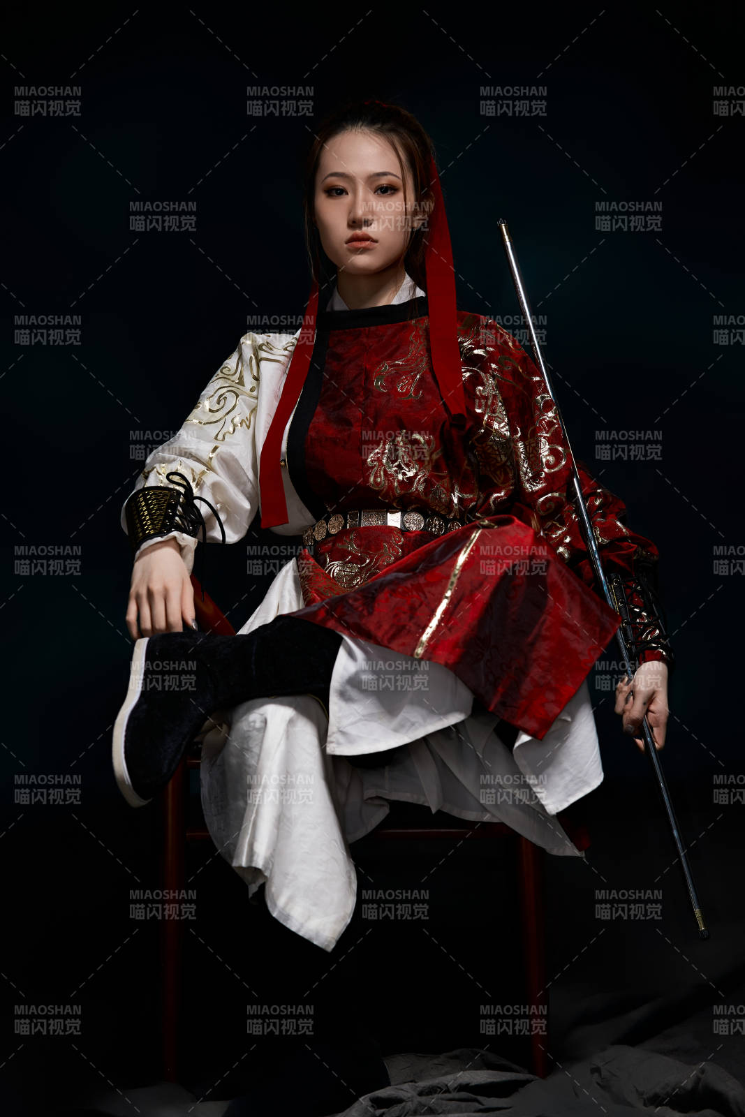 身穿武俠古風漢服英氣十足的亞洲美女