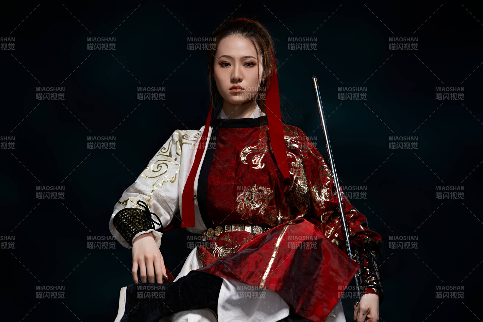 身穿武俠古風漢服英氣十足的亞洲美女
