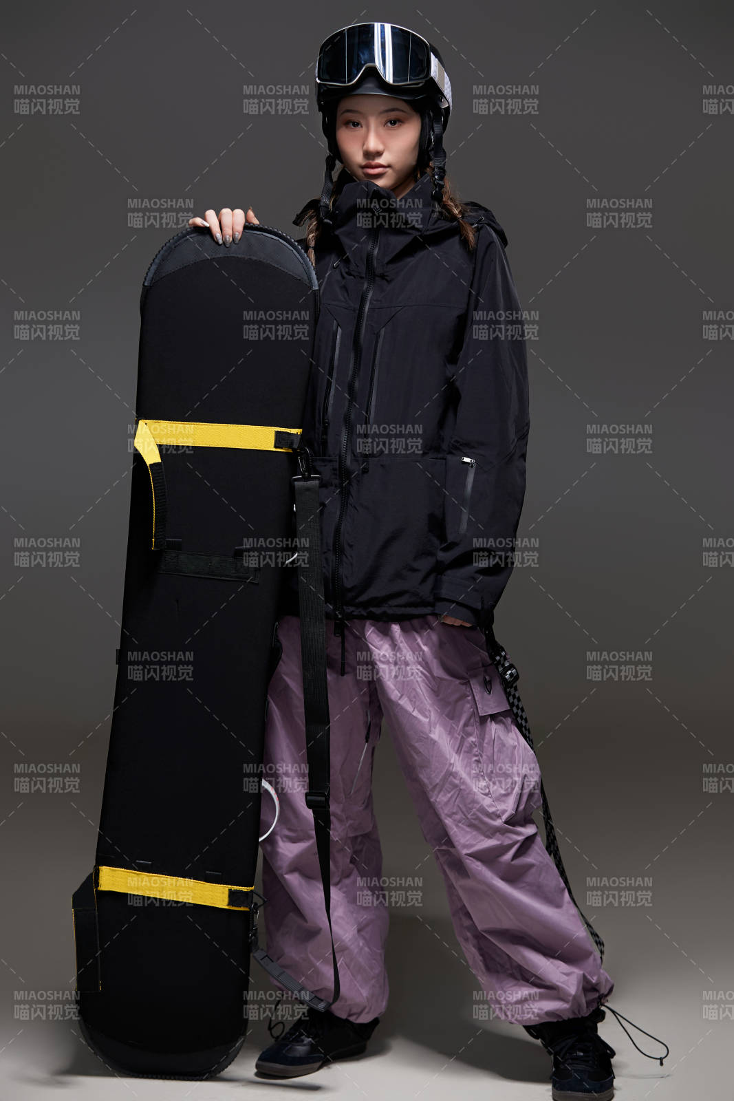 穿戴齊全單板滑雪裝備的亞洲美女