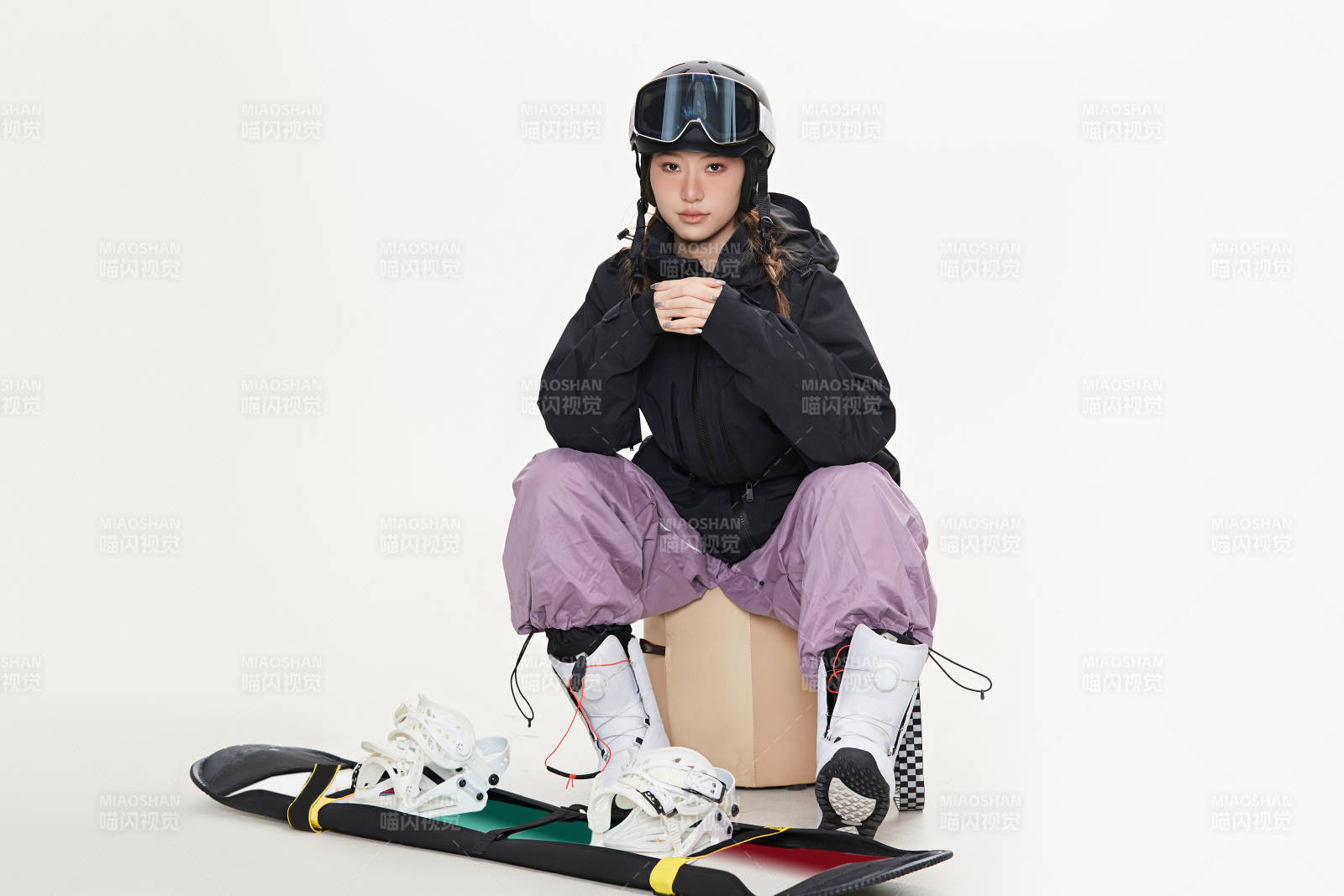 穿戴齊全單板滑雪裝備的亞洲美女