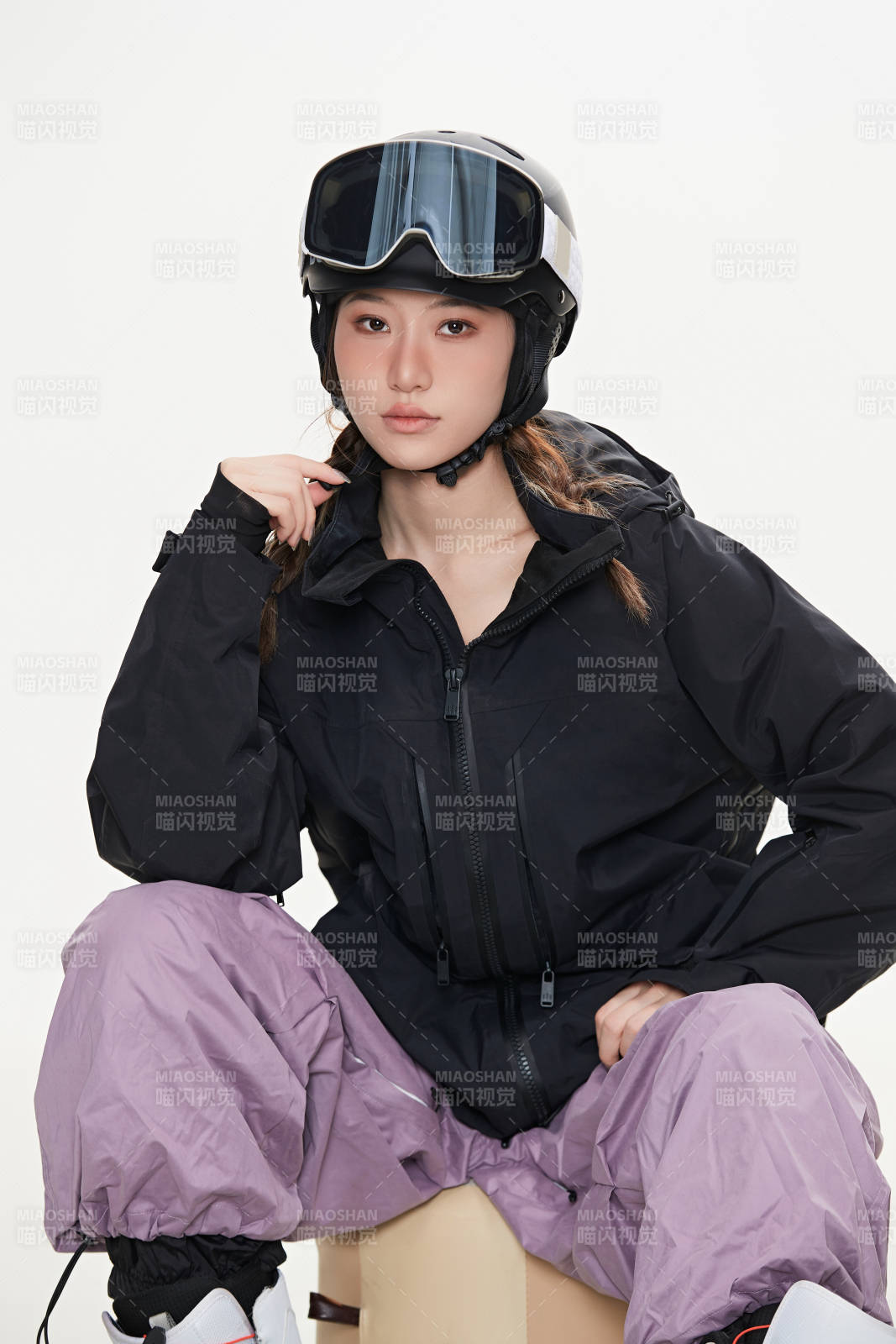 穿戴齊全單板滑雪裝備的亞洲美女