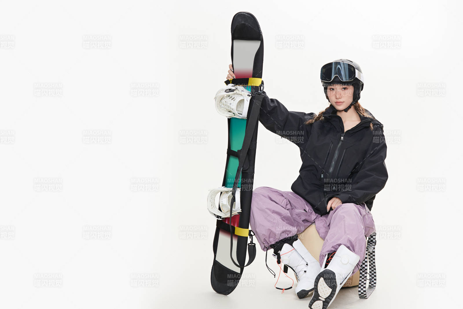 穿戴齊全單板滑雪裝備的亞洲美女