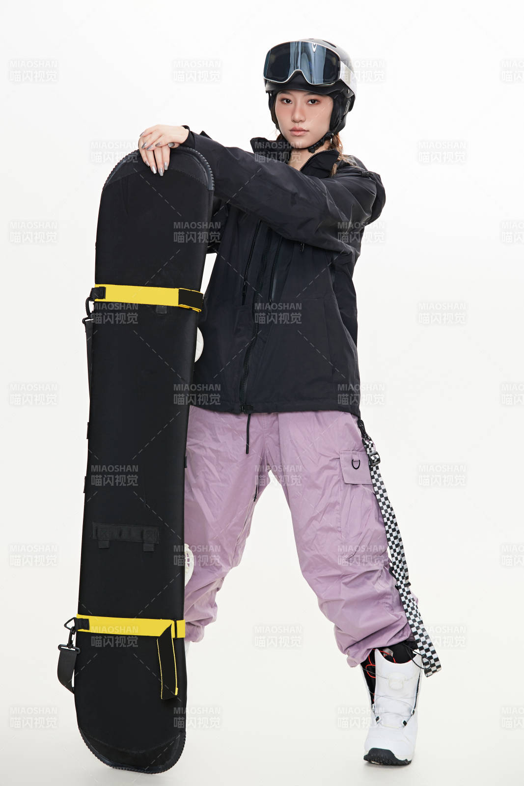 穿戴齊全單板滑雪裝備的亞洲美女