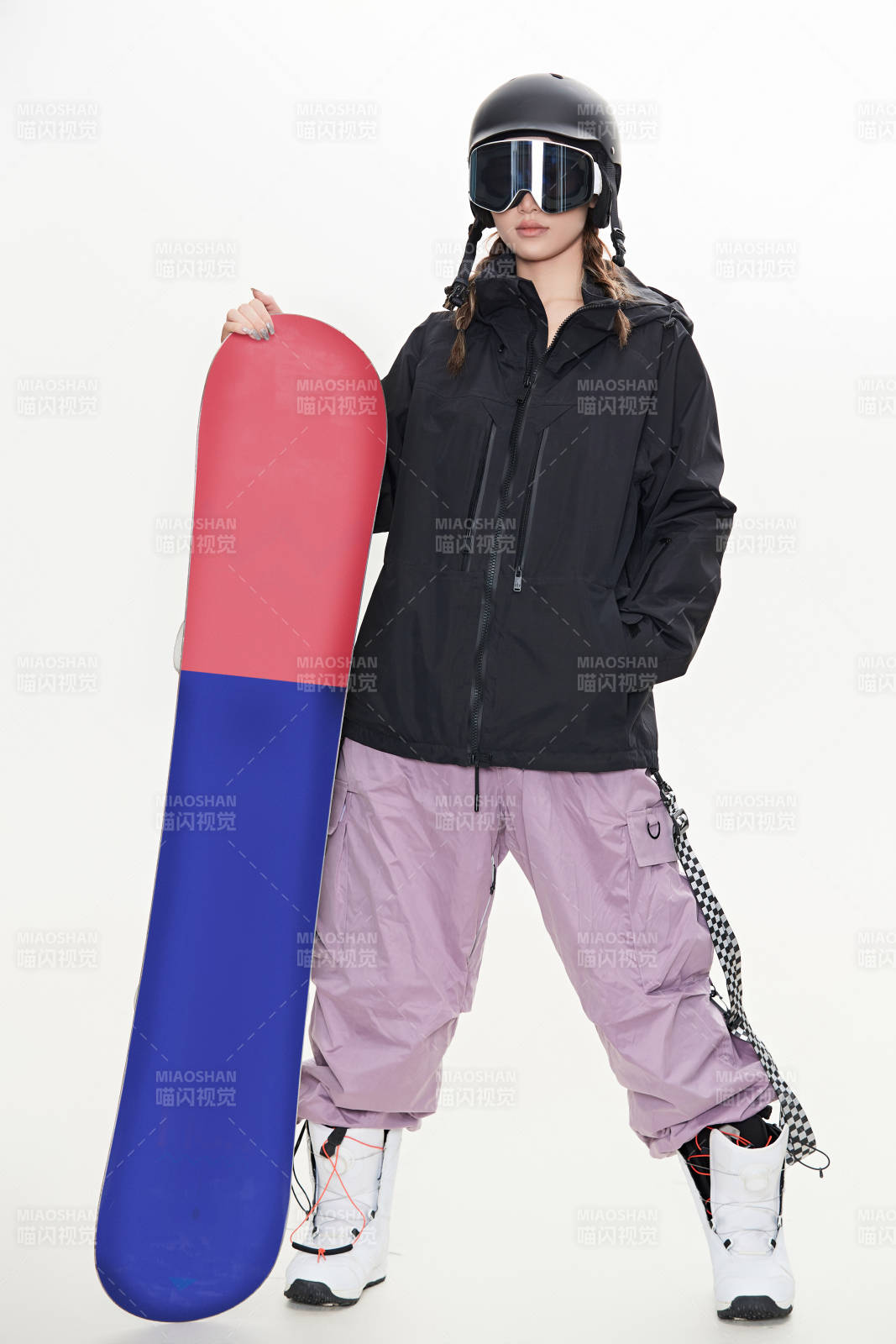 穿戴齊全單板滑雪裝備的亞洲美女