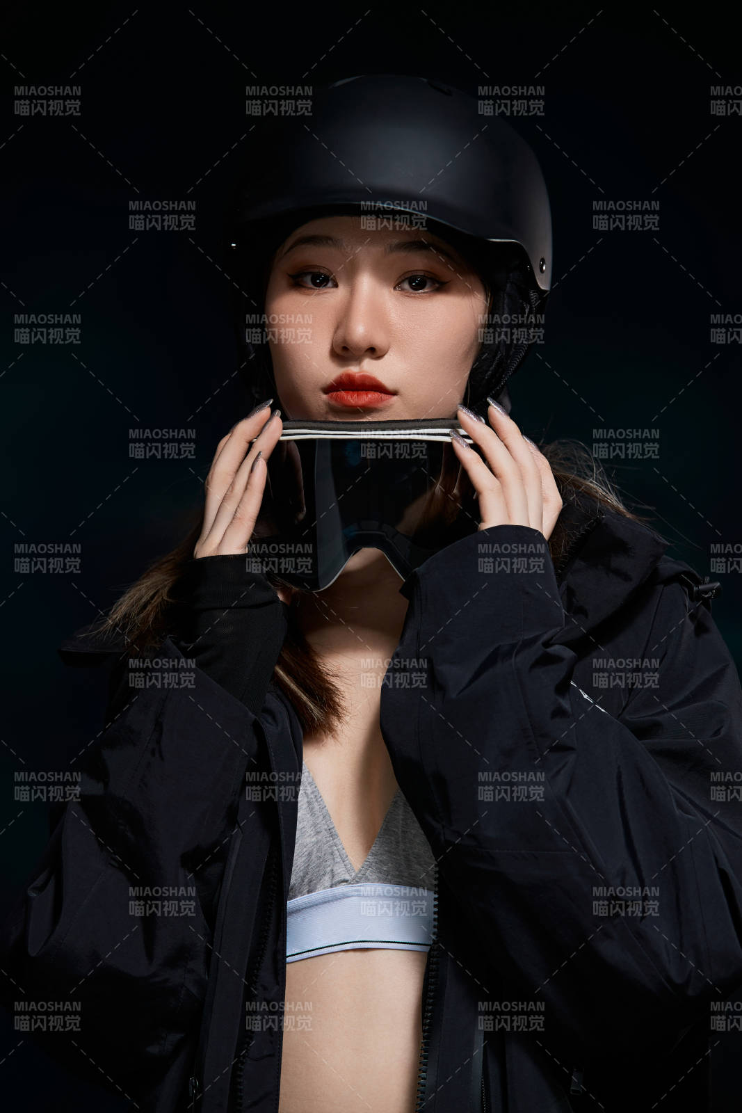 穿戴齊全單板滑雪裝備的亞洲美女