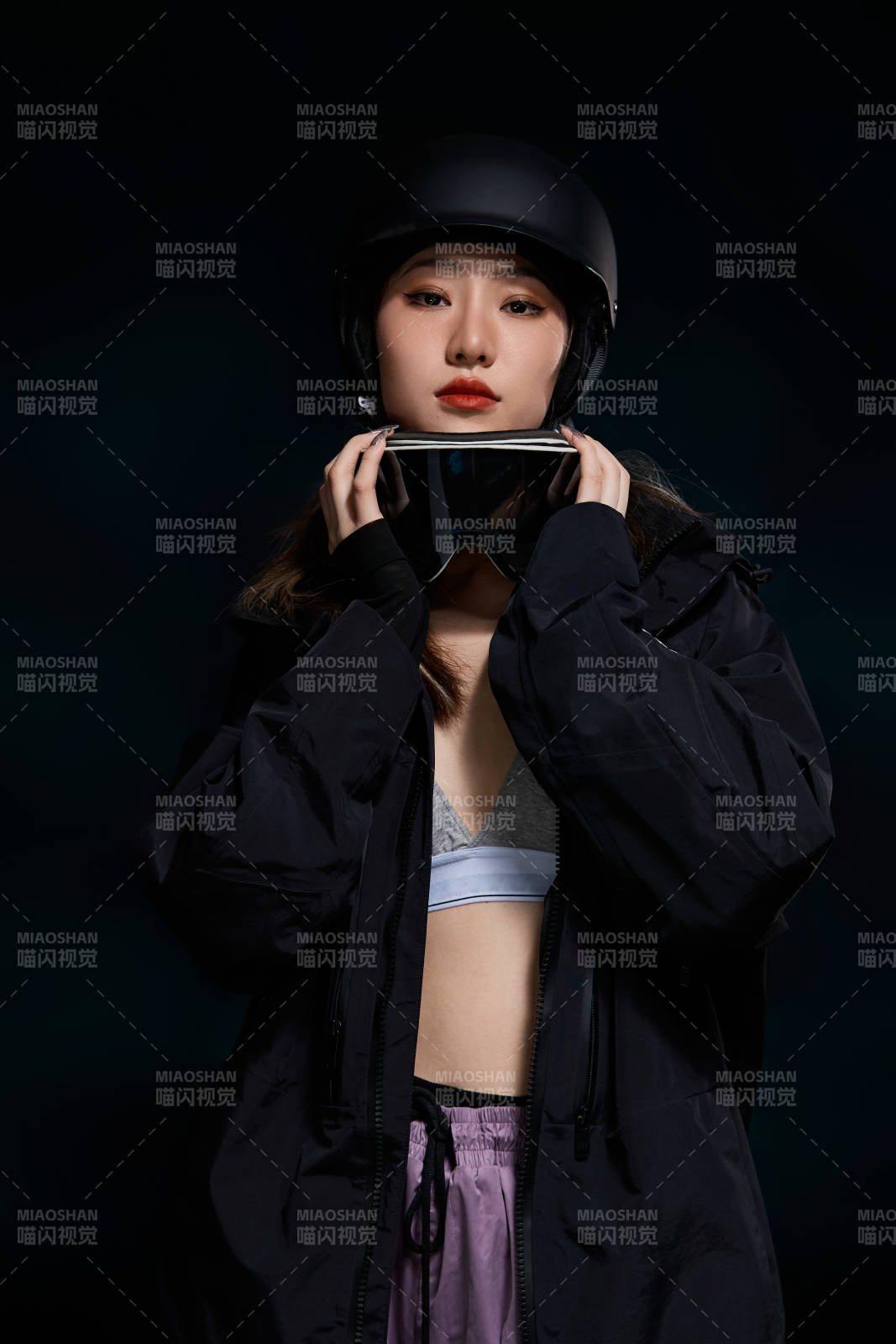 穿戴齊全單板滑雪裝備的亞洲美女