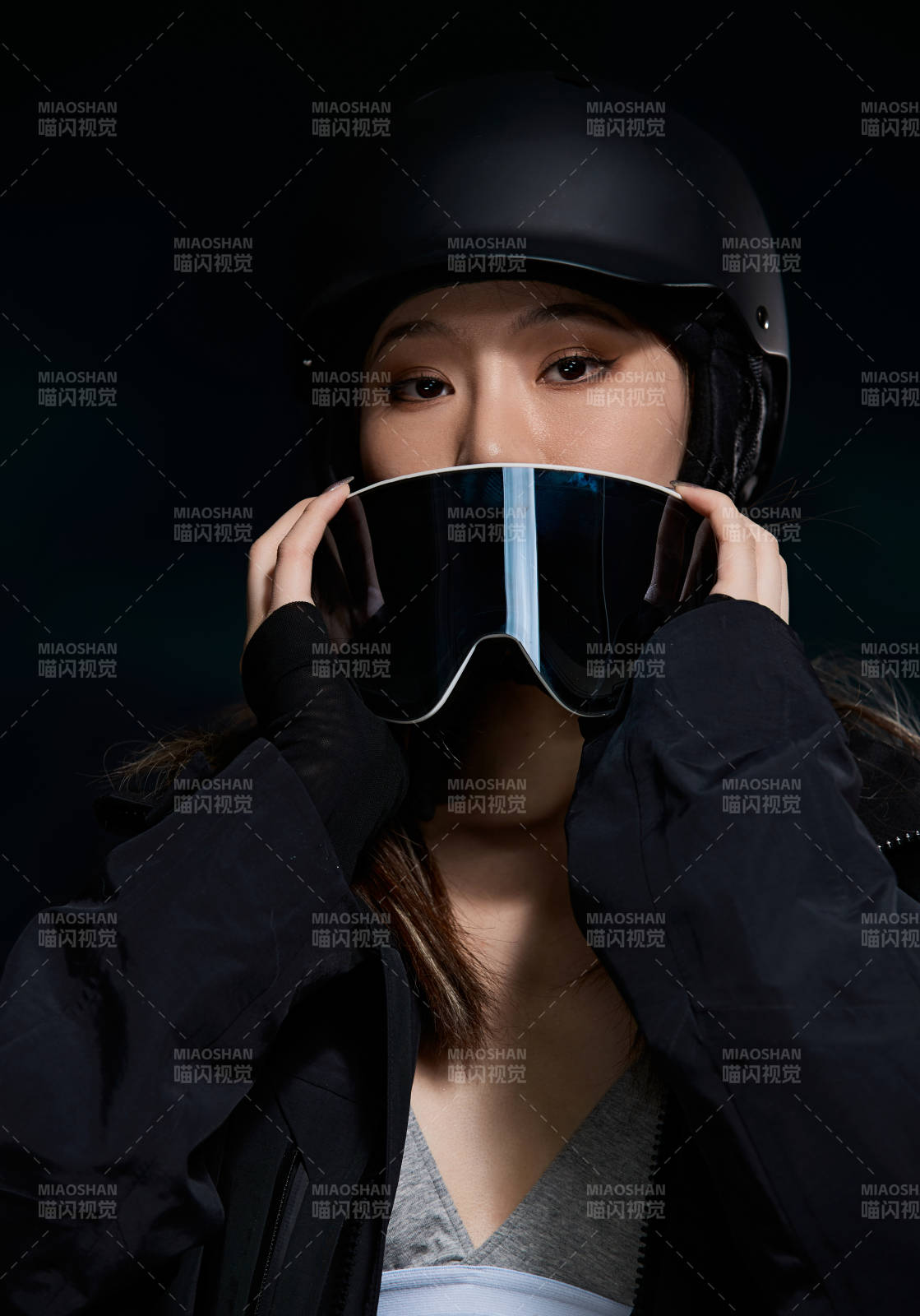 穿戴齊全單板滑雪裝備的亞洲美女