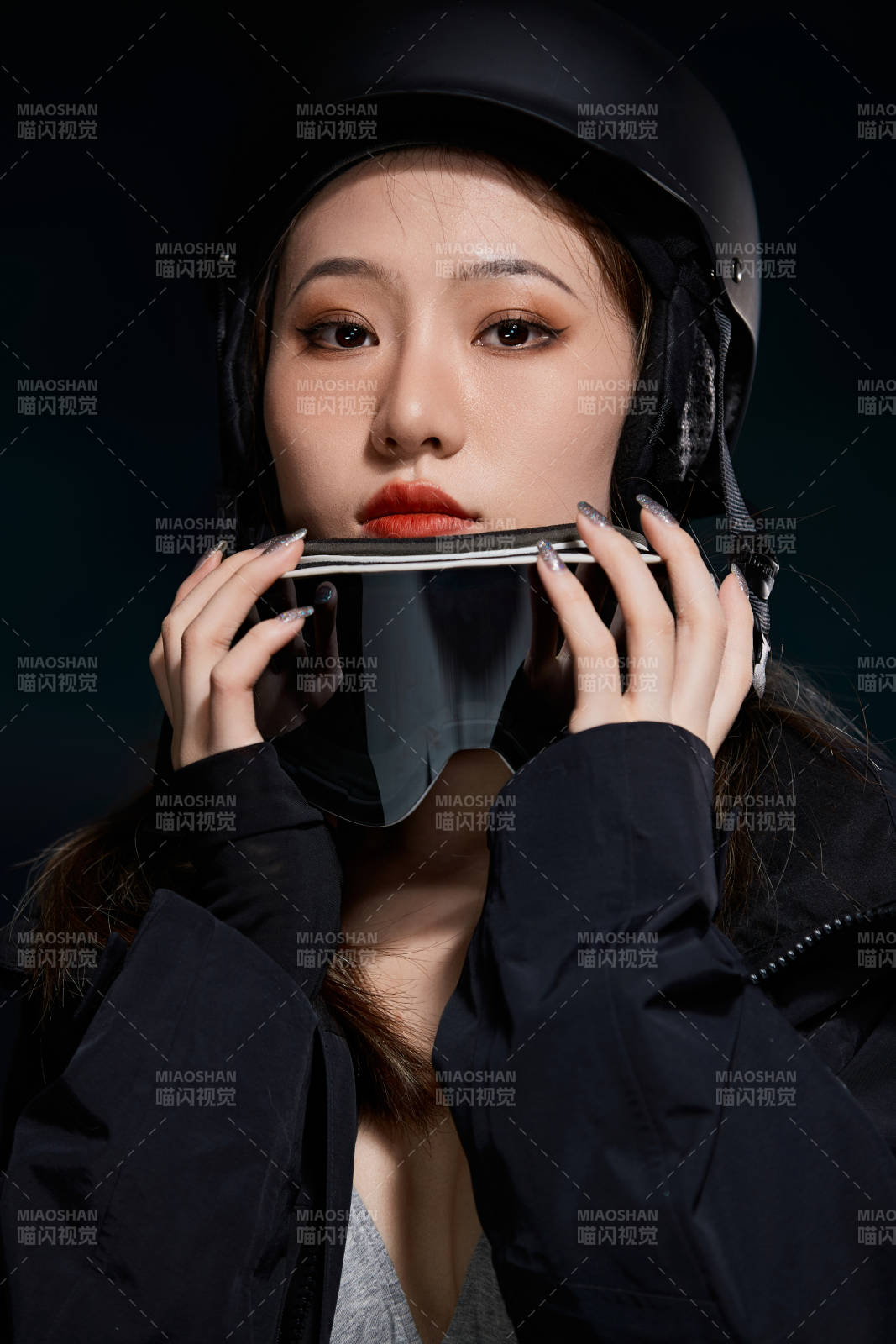 穿戴齊全單板滑雪裝備的亞洲美女