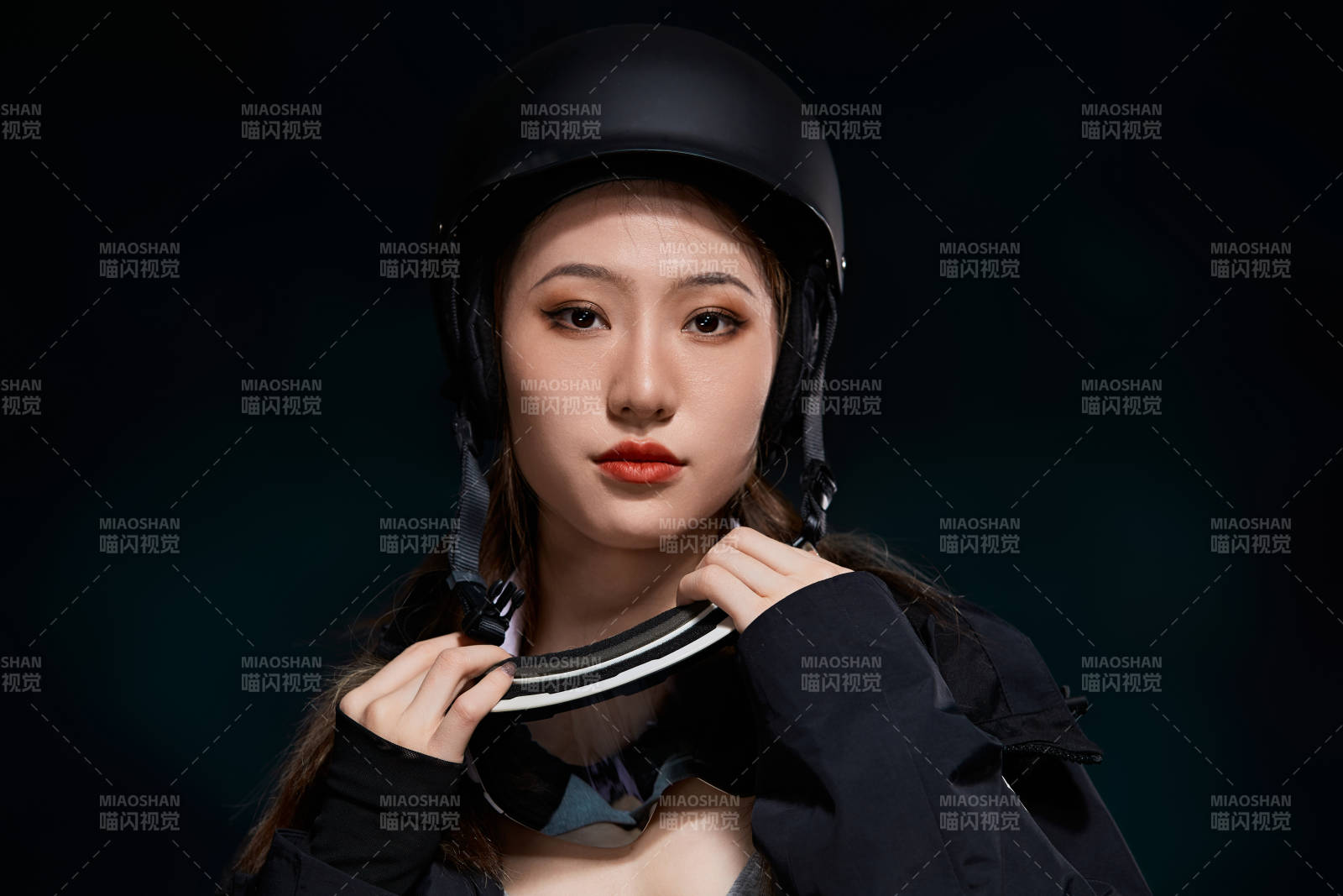 穿戴齊全單板滑雪裝備的亞洲美女