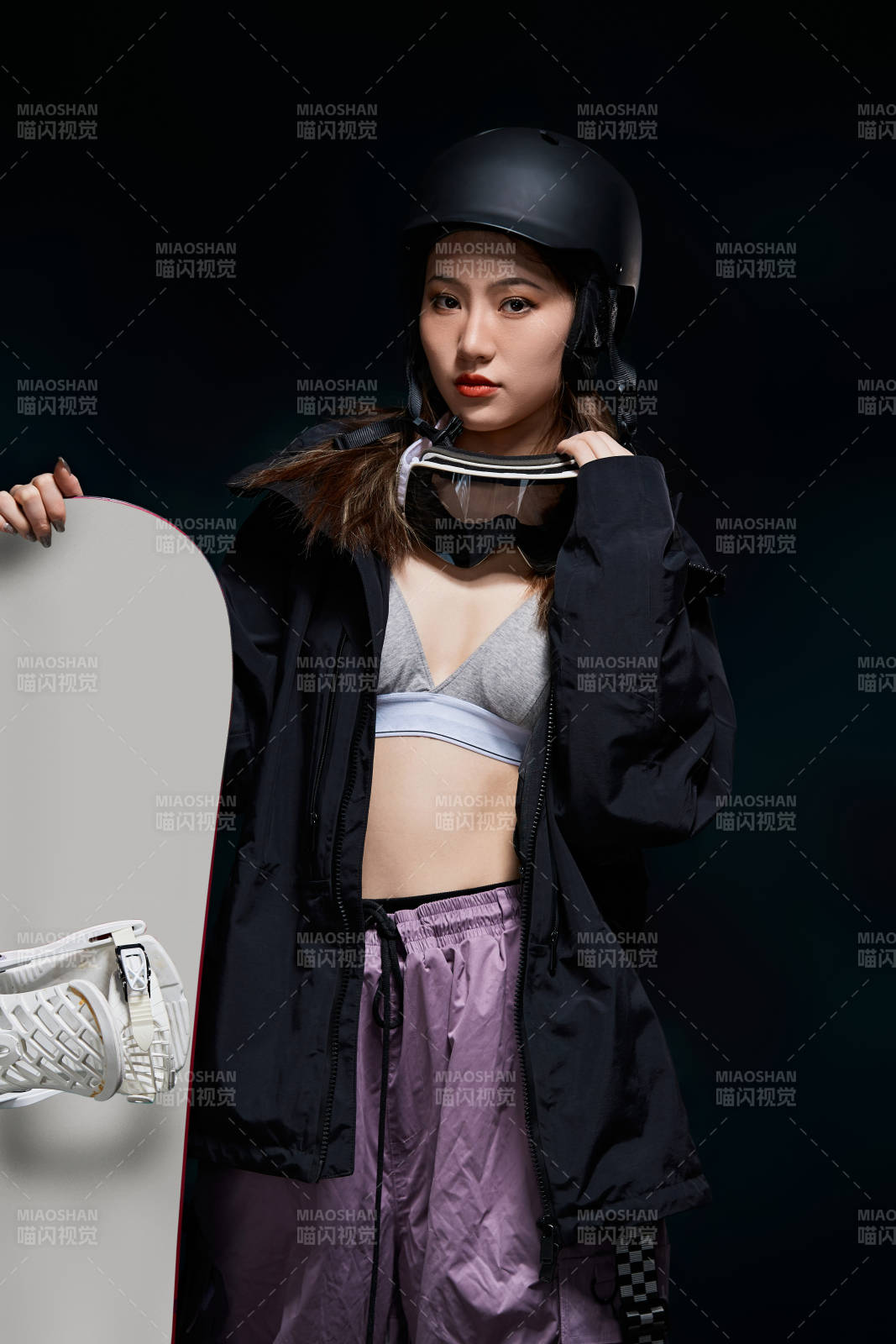 穿戴齊全單板滑雪裝備的亞洲美女