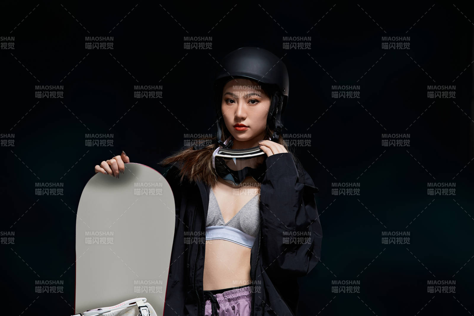 穿戴齊全單板滑雪裝備的亞洲美女