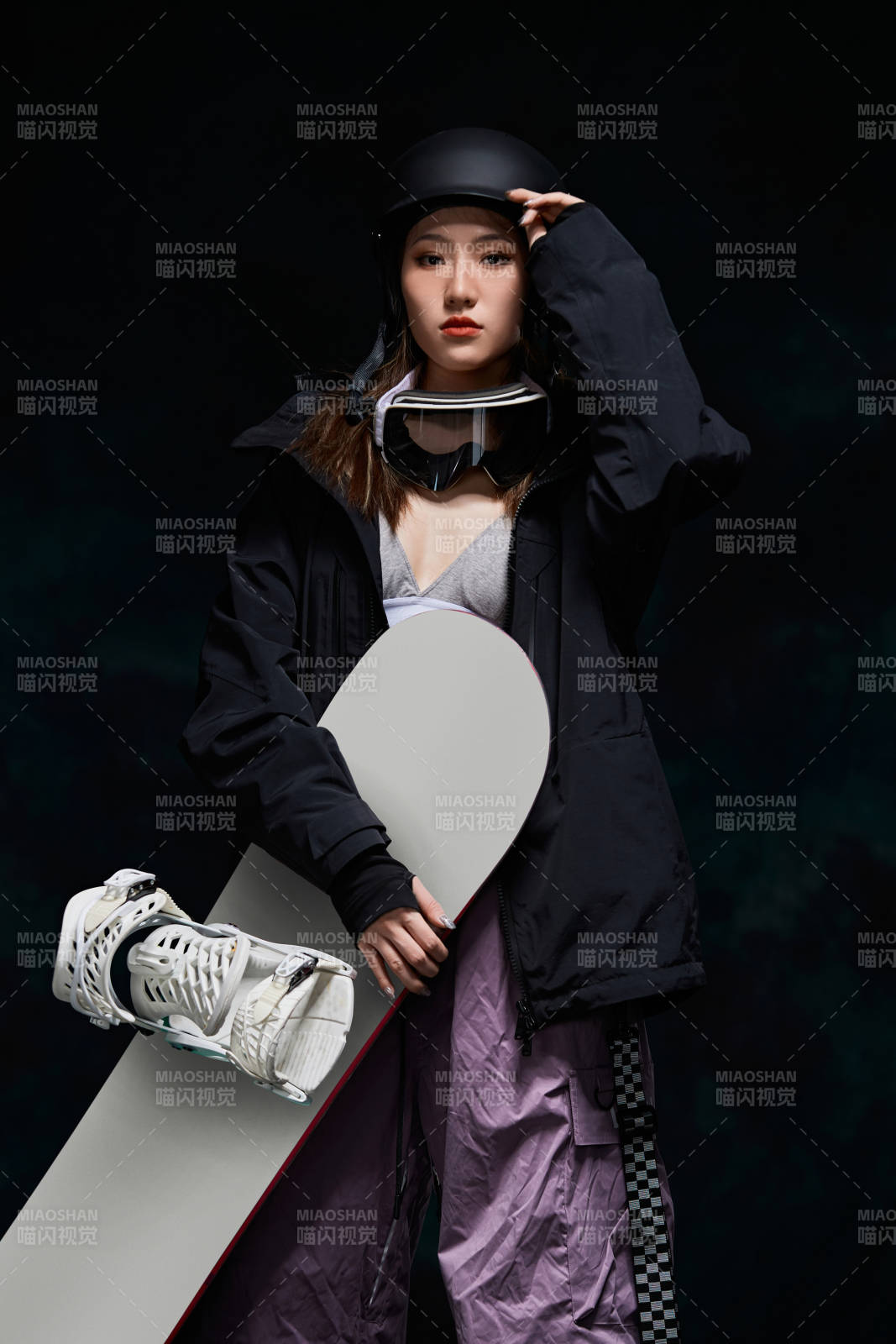 穿戴齊全單板滑雪裝備的亞洲美女