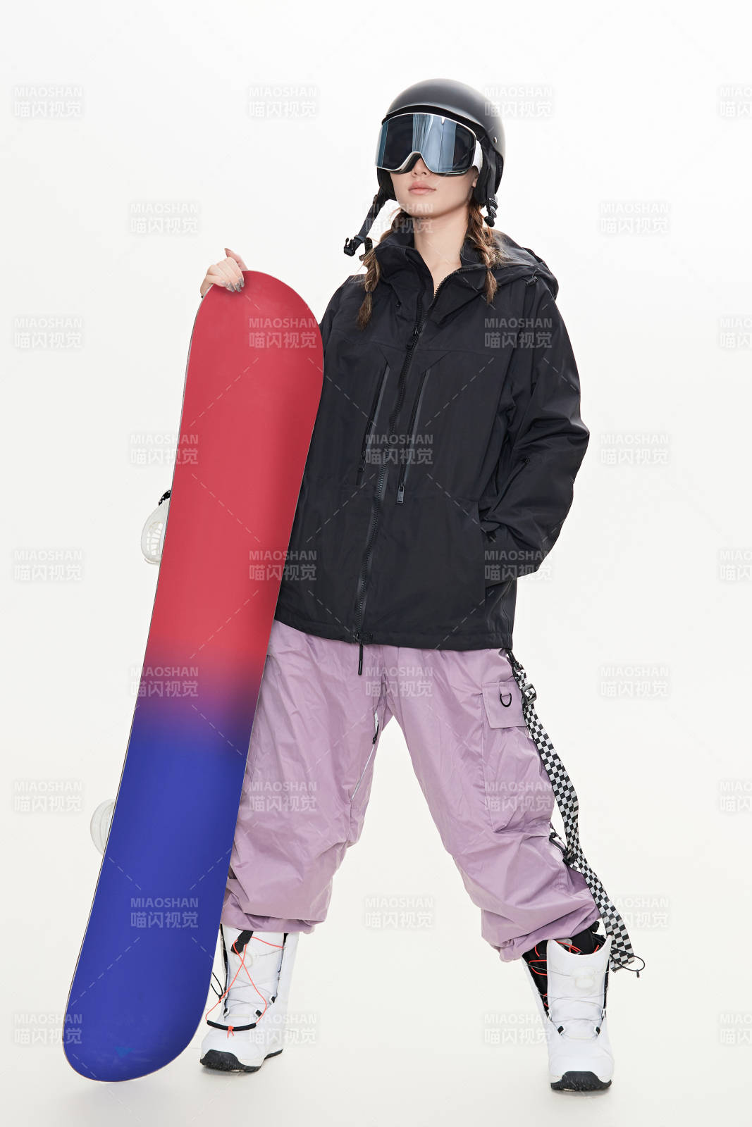 穿戴齊全單板滑雪裝備的亞洲美女