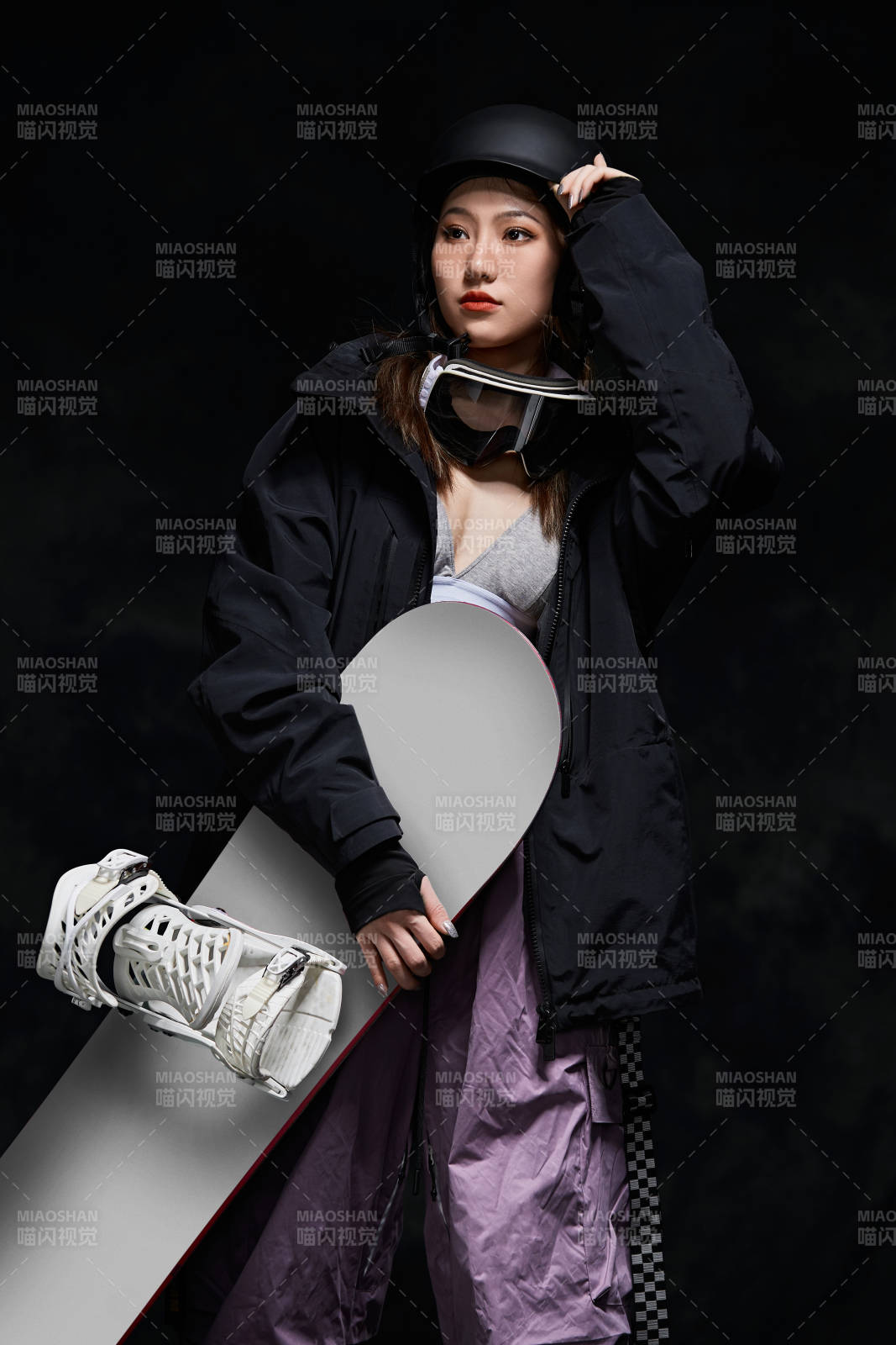 穿戴齊全單板滑雪裝備的亞洲美女