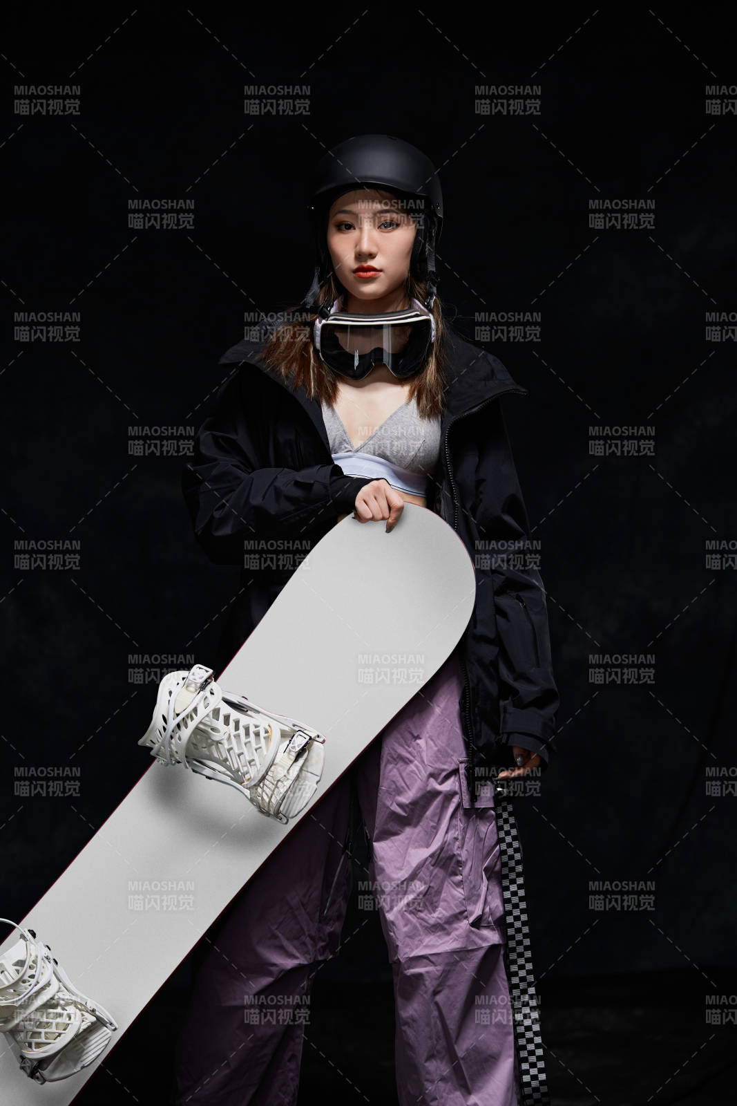 穿戴齊全單板滑雪裝備的亞洲美女